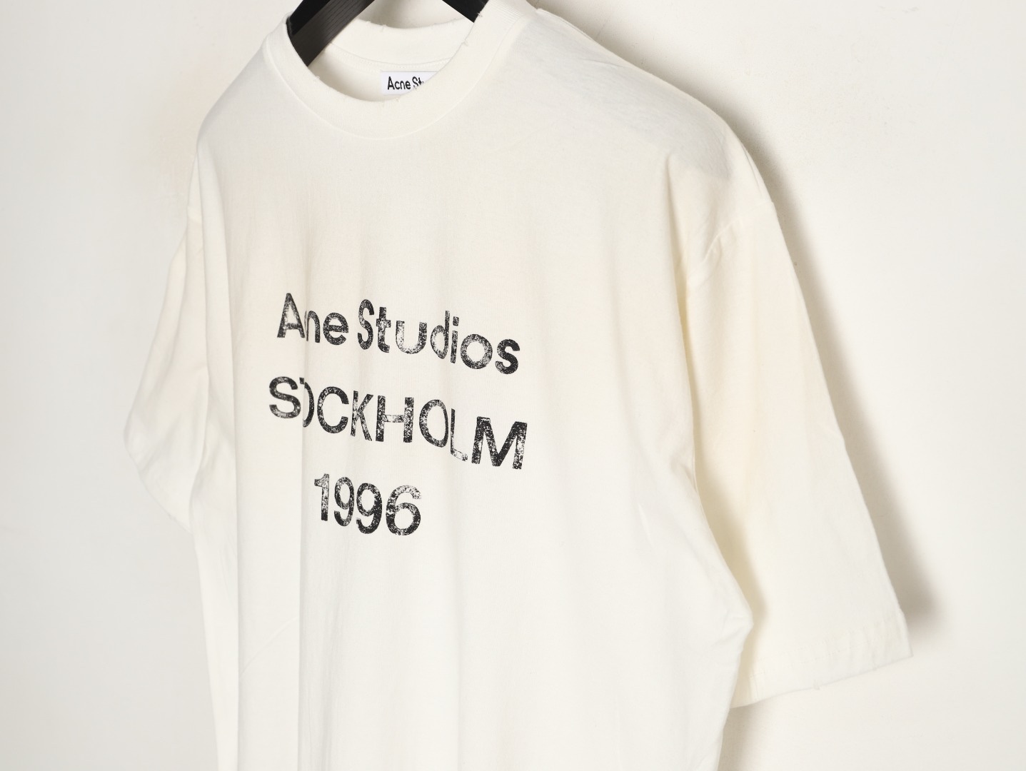🔝Acne Studios 26SS 1996字母印花短袖T恤
面料是定制定染的32支220g原版雙紗棉，胚布經過高盂環保染色，裁大貨前還要進行高溫環縮水，降低縮水率的同時使得手感更柔軟舒適，印花方面必須五層膠漿，第一遍必須為進口打底漿，填平布料上極為細小的線洞，再由高溫床烤乾再劇頗色，採用油墨因熱平網印花，一共刷五層，每一層間隔為時間為30分鐘，才能保證出來的成品保持原版的質感，全套開發輔料
尺碼：S-XL