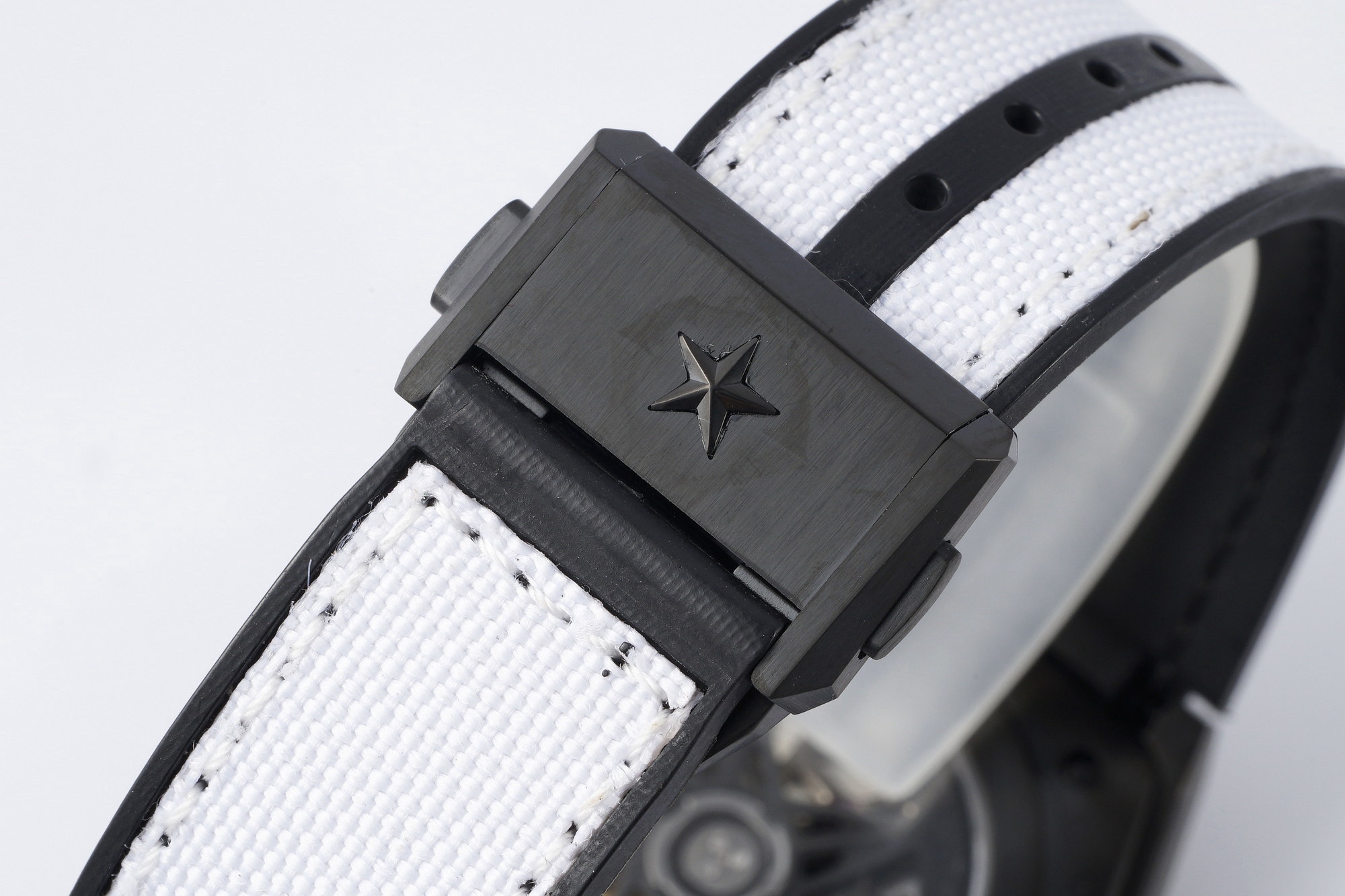 L真力時DEFY系列全新升級版，殼身 頭粒 機芯 表扣等均做了升級調整。一款根據路虎標誌性花輪轂設計而成的高顏值鏤空腕表。

原裝開模鑄造，極致還原表殼的每一處細節打磨倒角，盡顯原裝菱角分明、堅毅果敢的陽剛氣質。完美的41mm表經，適配大眾男性手寸，正裝休閒兩不誤。根據汽車輪轂設計而成的五角星錶盤，未來概念感十足。同步官網新款五角星折疊扣，搭載定製版Cal.670sk全自動機械機芯，鏤空日曆的大小與位置、機芯夾板、齒輪、五角星陀皆按原版機芯數據拆解鍛造而成。

LF臻品 陳奕迅Eason同款，時尚前衛、