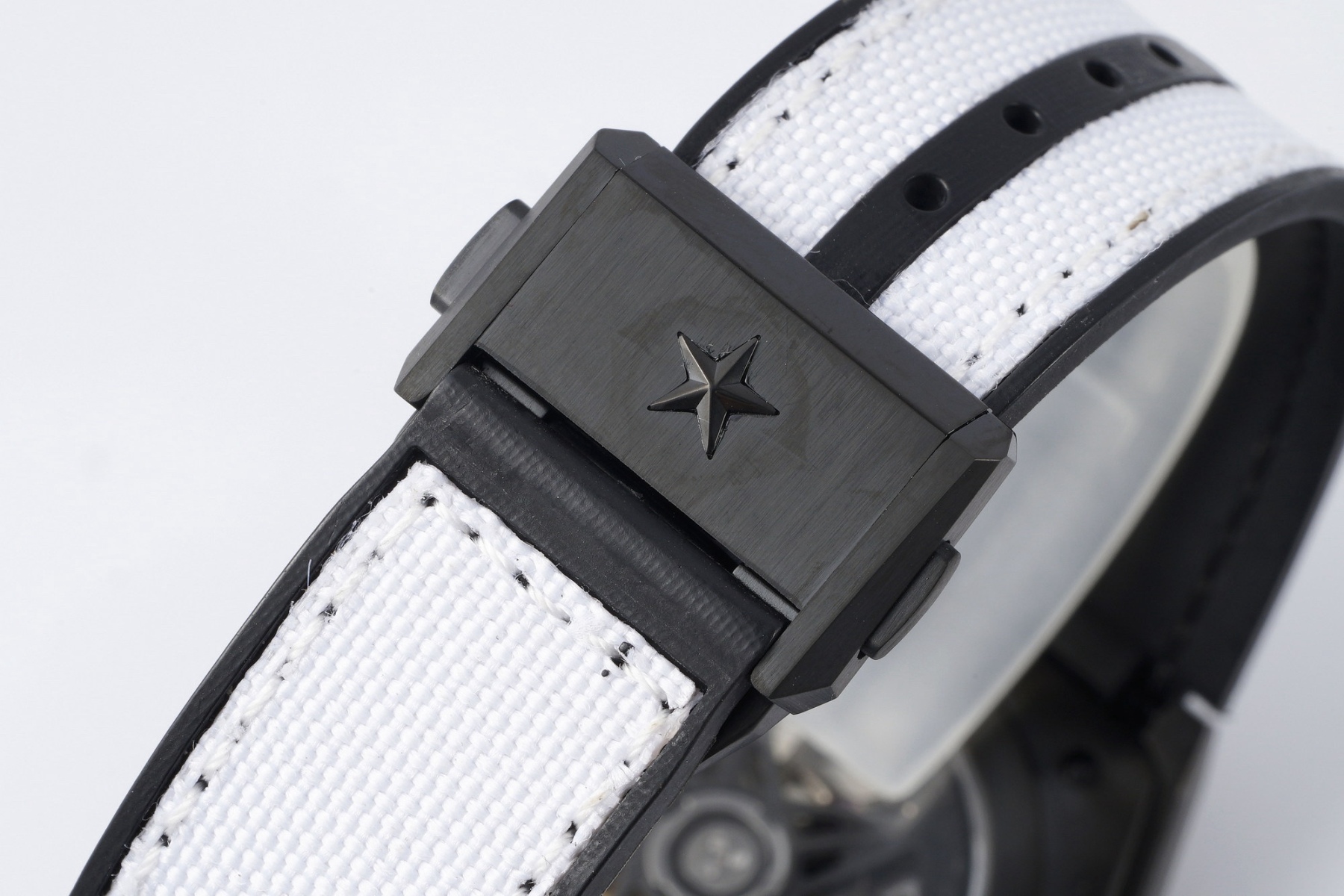 L真力時DEFY系列全新升級版，殼身 頭粒 機芯 表扣等均做了升級調整。一款根據路虎標誌性花輪轂設計而成的高顏值鏤空腕表。

原裝開模鑄造，極致還原表殼的每一處細節打磨倒角，盡顯原裝菱角分明、堅毅果敢的陽剛氣質。完美的41mm表經，適配大眾男性手寸，正裝休閒兩不誤。根據汽車輪轂設計而成的五角星錶盤，未來概念感十足。同步官網新款五角星折疊扣，搭載定製版Cal.670sk全自動機械機芯，鏤空日曆的大小與位置、機芯夾板、齒輪、五角星陀皆按原版機芯數據拆解鍛造而成。

LF臻品 陳奕迅Eason同款，時尚前衛、