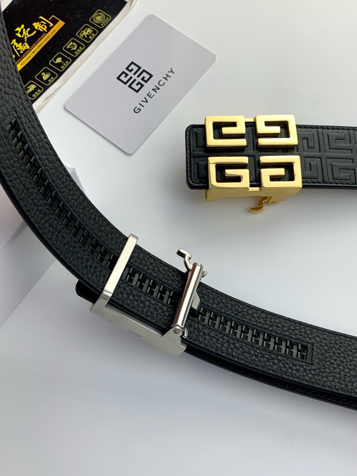 【紀梵希】新款男士 頭層小牛皮黑色壓花腰帶，內襯荔枝紋底，寬38毫米.搭配不鏽鋼經典4G自動扣.商務服裝造型的完美搭配。永恆經典！