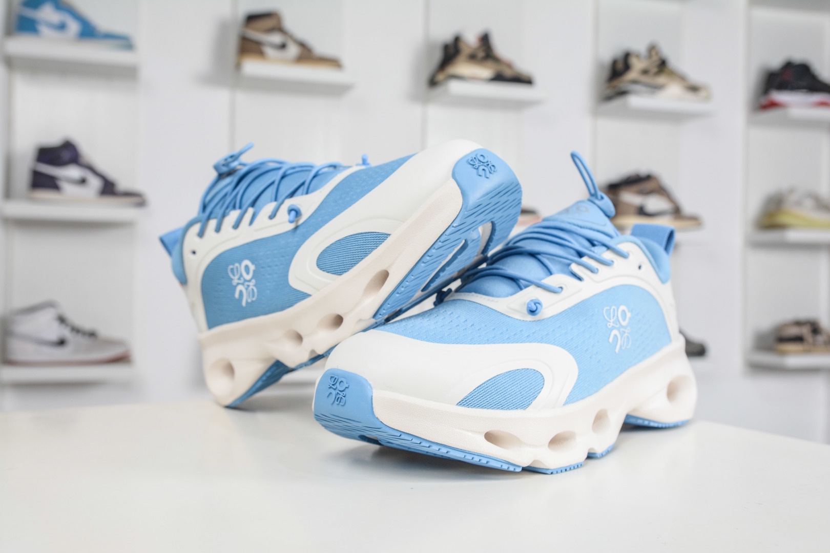 LOEWE羅意威 x ON昂跑 聯名款 Cloudsolo 
貨號: 3WF30604608
尺碼：36 36.5 37 37.5 38 38.5 39 40 40.5 41 42 42.5 43 44 44.5 45 46（真半碼）
