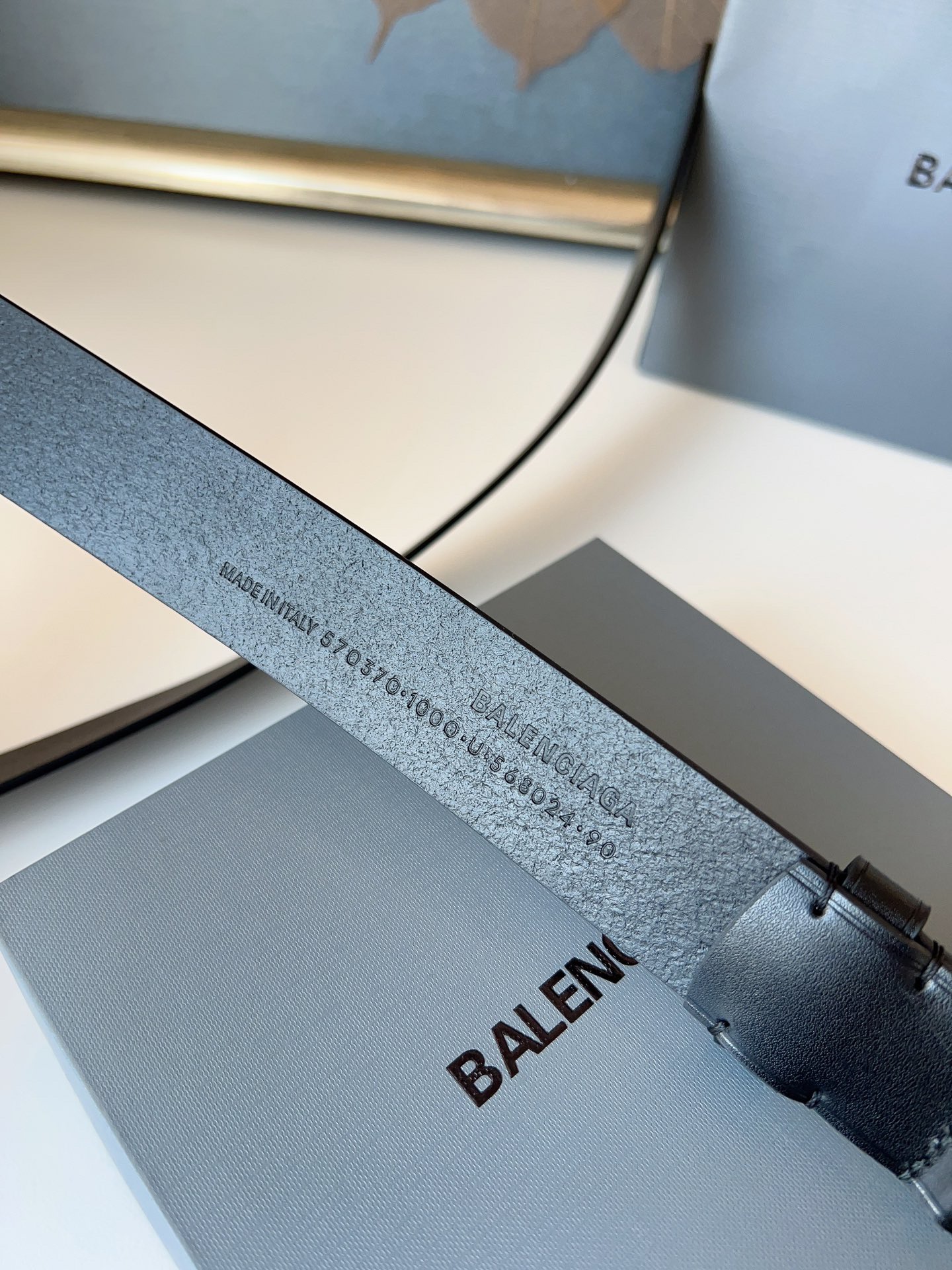 巴黎世家（Balenciaga）寬度3.5cm 是法國的奢侈品牌，作為時尚界最具影響力品牌之一的地位。設計師源於：都市時尚潮流獨特的設計風格，採用進口小牛皮製作；搭配純銅復古五金，使其更具魅力。值得擁有的百搭精品！