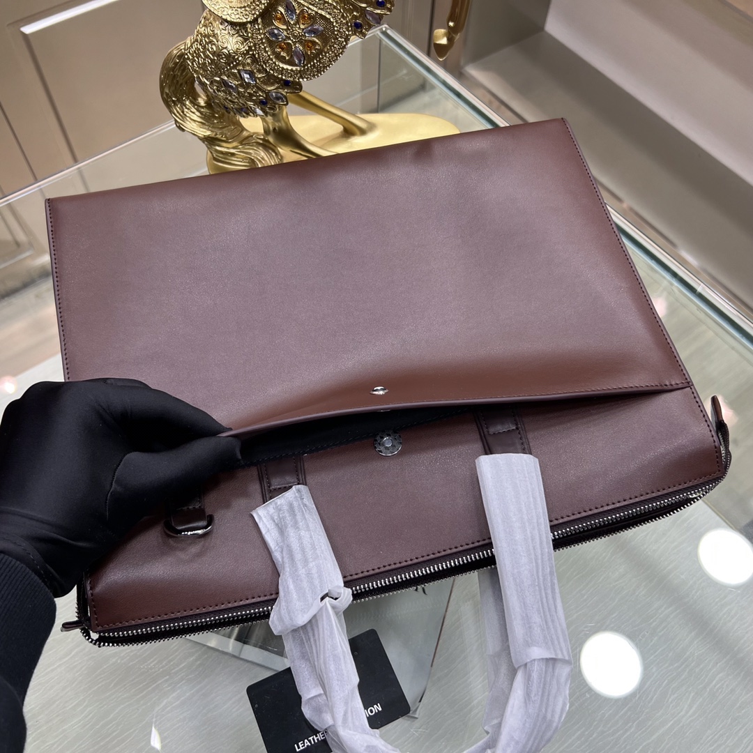 Montblanc International（萬寶龍）🔥萬寶龍新款男士定型公文包，採用進口頭層定型牛皮製作，搭配頂級五金配件，帶密碼鎖，在公文包系列中實屬佼佼者。商務人士與潮流達人皆適用的款式。[色]喜歡的速度下單✅
型號：1161-1
尺寸：39-29-10
顏色：黑色、啡色