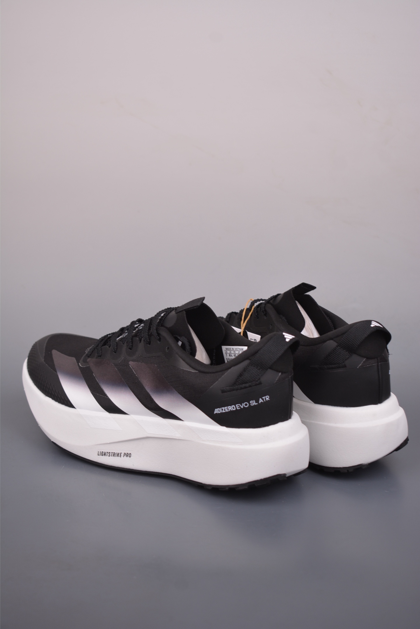 Adidas Adizero Evo SL ATR M
阿迪超輕透氣緩震跑鞋 
官方貨號: KK05232332
尺碼：36 36.5 37 38 38.5 39 40 40.5 41 42 42.5 43 44 44.5 45 
