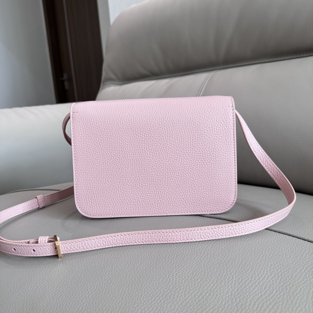 B家最新版型立挺的「TB 專屬標識鎖扣包」，選用意大利鞣制粒紋皮革打造，搭配緝明線設計，鎖扣裝飾 Thomas Burberry 靈感專屬標識，可肩背、斜背或打造手拿包造型。
21 x 6 x 16cm❤️型號3311