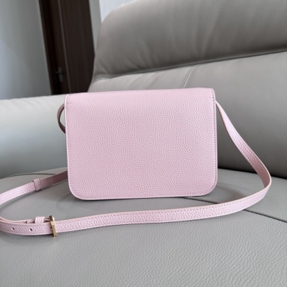 B家最新版型立挺的「TB 專屬標識鎖扣包」，選用意大利鞣制粒紋皮革打造，搭配緝明線設計，鎖扣裝飾 Thomas Burberry 靈感專屬標識，可肩背、斜背或打造手拿包造型。
21 x 6 x 16cm❤️型號3311