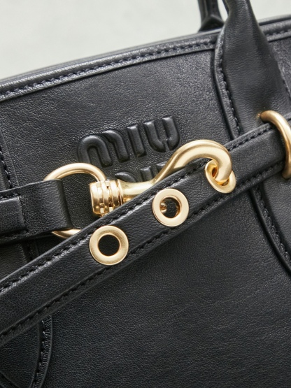 Aventure包袋展现出简约随性的魅力。重新诠释经典线条，这款柔软的Nappa变体展现出多功能和实用的态度，并通过精致独特的细节得到提升。aventure nappa皮革手袋灵感源自miu典藏设计，结构经过调整，变得更加轻便，焕发全新个性，饰以压花字母徽标，增添标志性元素，复古金色五金配件，亚麻混纺衬里，配拉链口袋和贴袋，长手腕适合用作手提或单肩
