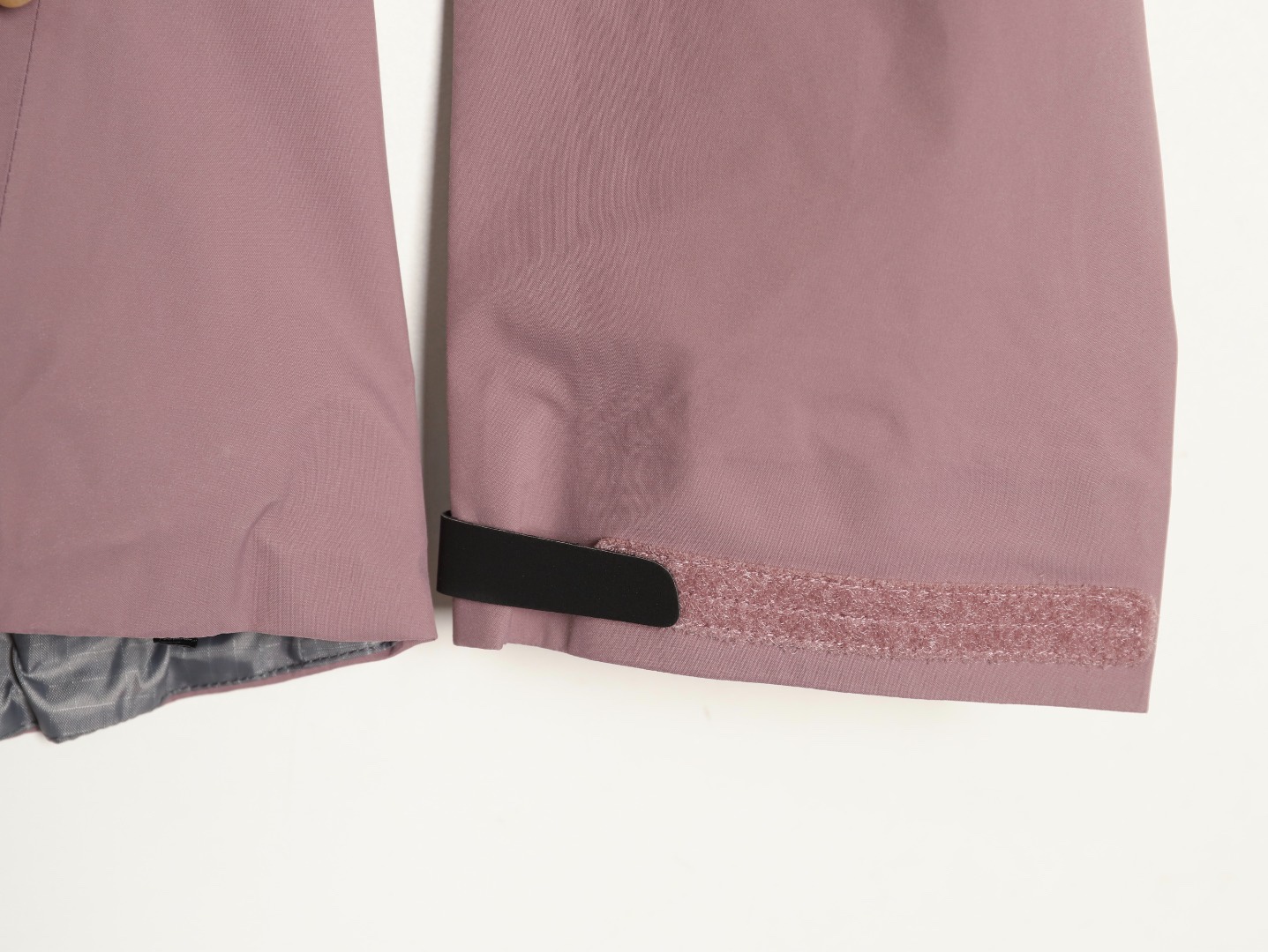 🔝ARC`TERYX 始祖鳥 頂配 Beta SL衝鋒衣
是一款專為戶外探險設計的高性能外套。
採用GORE-TEX 面料。
具備卓越的防水透氣性能，確保在惡劣天氣下依然保持乾爽舒適。
其高質量設計使其便於攜帶，非常適合長時間的徒步和旅行。
Beta SL新色不僅時尚亮眼，還增加了戶外活動中的可見性，提升安全性。獨特的
StormHood™帽兜設計，提供全面的頭部保護，同時不影響視野。
腋下拉鍊設計增強了透氣性，防止過熱。無論是登山、徒步還是日常通勤，始祖鳥Beta SL衝鋒衣都是您不可或缺