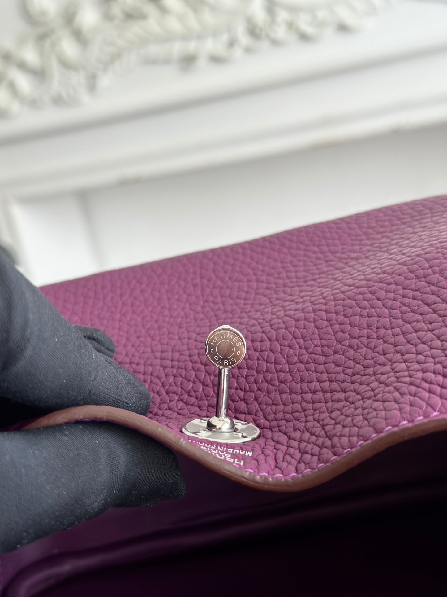 琳迪lindy 19cm	
Tc皮 蜜蠟線半手工縫製
lindy19保留了琳迪包所有細節的完整設計，側口袋、拉鍊等全部都是經典的設計√
這只小可愛暴擊了多少人的少女心