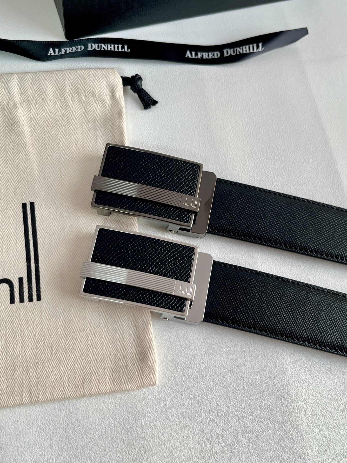 登喜路（Dunhill）是一家英國倫敦的男士奢侈品牌。皮帶以其精湛的工藝和經典的設計，成為男士配飾中的精品。皮帶的質感好、耐用性強，商務休閒百搭款！