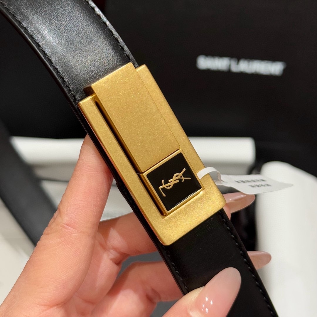 YSL頂級版復刻新寵腰帶
經典百搭款 搭配牛仔褲或者裙子都很好看 長短可調節 25mm寬 雙面進口小牛皮 精緻的真空鍍鈀搭扣飾有琺瑯字體效果