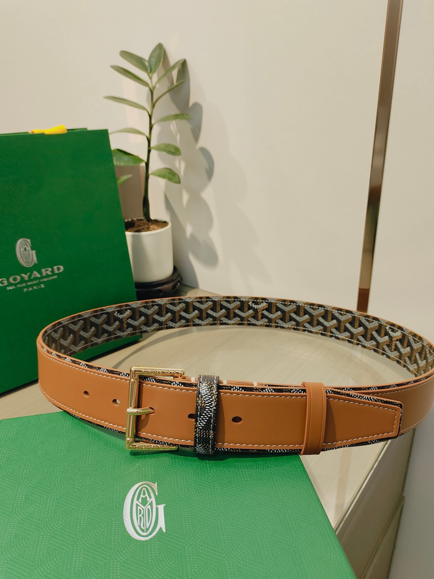 
Goyard(戈雅)腰帶源於法國奢侈品牌，設計風格簡約低調，腰帶身有標誌性帆布搭配進口頭層牛皮，腰帶扣採用簡約精品鋼扣，延續品牌的低調奢華，帶身寬度3.8CM，適用商務休閒日常佩戴。