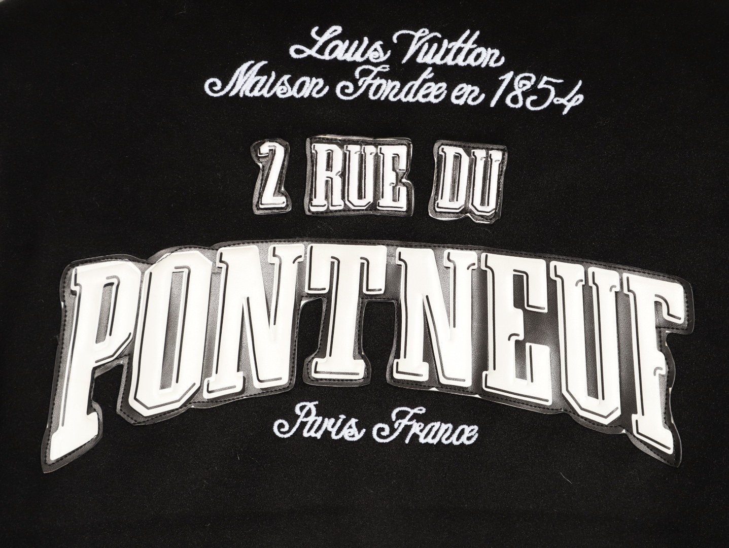 LOUIS VUITTON/路易威登LV 拼色皮袖棒球服外套
對不起讓你們久等了，拿到正品就開始張羅這件衣服所有的事情！
單單面料來講我就定做了一個多月，顏色成分一比一的還原！面料成分有%65的羊毛，%15天然絲%10的氨綸%10絨⚠️混合定織而成，總的克重有900多克！還有最為關鍵的是它的色牢度，絕對不會褪色！袖子用的澳洲進口小牛皮，加工定型，上色，水洗，紋路保留了原有的顆粒結構！厚實飽滿圓潤！
刺繡使用進口毛巾繡機器，先把每個圖案繡在毛詹上，在用紅外線激光雕刻出來，再有縫紉機進行固定，