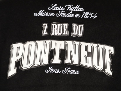 LOUIS VUITTON/路易威登LV 拼色皮袖棒球服外套
對不起讓你們久等了，拿到正品就開始張羅這件衣服所有的事情！
單單面料來講我就定做了一個多月，顏色成分一比一的還原！面料成分有%65的羊毛，%15天然絲%10的氨綸%10絨⚠️混合定織而成，總的克重有900多克！還有最為關鍵的是它的色牢度，絕對不會褪色！袖子用的澳洲進口小牛皮，加工定型，上色，水洗，紋路保留了原有的顆粒結構！厚實飽滿圓潤！
刺繡使用進口毛巾繡機器，先把每個圖案繡在毛詹上，在用紅外線激光雕刻出來，再有縫紉機進行固定，