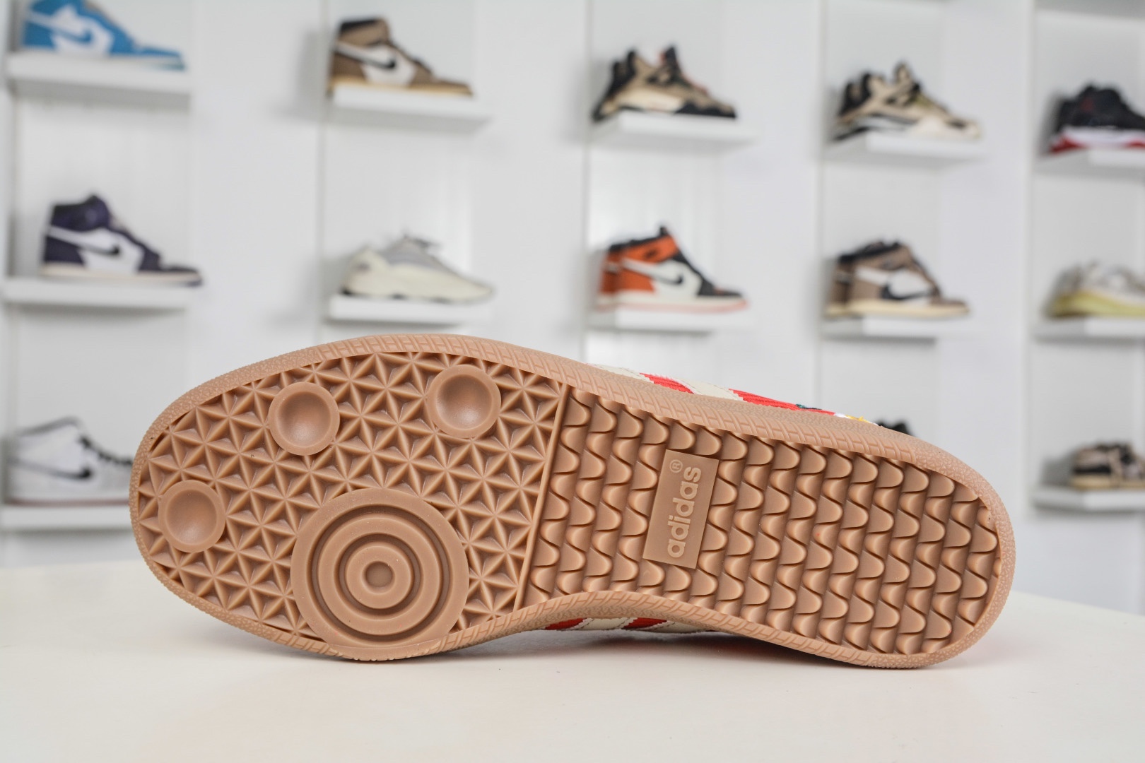 adidas originals SAMBA OG W 此款鞋延續了橡膠外底和經典款式的傳統。
貨號：IH9056
Size：35 36 36.5 37 38 38.5 39 40 40.5 41 42 42.5 43 44 44.5 45