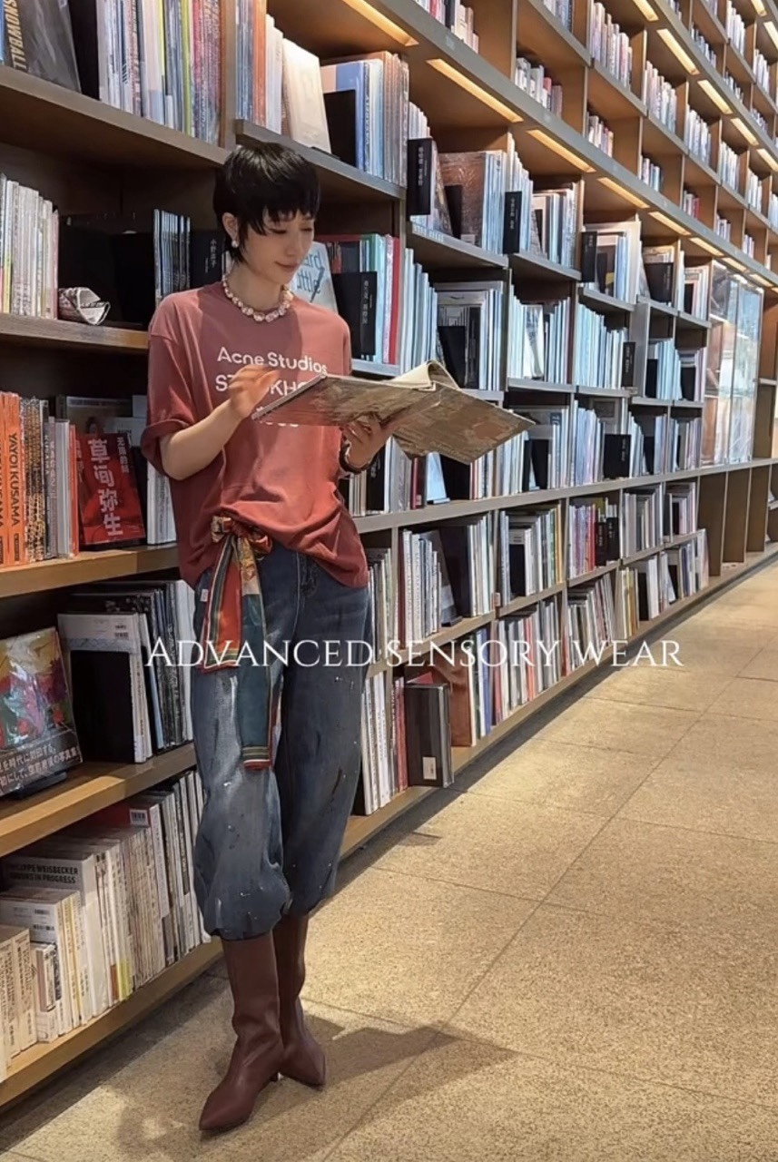 🔝Acne Studios 26SS 1996字母印花短袖T恤
面料是定制定染的32支220g原版双纱棉，胚布经过高盂环保染色，裁大货前还要进行高温环缩水，降低缩水率的同时使得手感更柔软舒适，印花方面必须五层胶浆，第一遍必须为进口打底浆，填平布料上极为细小的线洞，再由高温床烤干再剧颇色，采用油墨因热平网印花，一共刷五层，每一层间隔为时间为30分钟，才能保证出来的成品保持原版的质感，全套开发辅料
尺码：S-XL