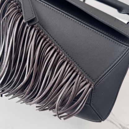 L⊚℮w℮🌟新款🆕小號經典牛皮革Fringe Puzzle手袋
Puzzle 以別具一格的幾何線條勾勒長方體造型*此小號版本採用經典牛皮革製成，搭配手工打結流蘇裝飾。手袋為新春系列作品。小號Puzzle可以容納例如一隻大號錢包，所有尺寸的手機和太陽鏡，肩背或斜挎*手拿或頂部提手攜帶*肩帶可調節，可拆卸*一個內部插袋和一個外部後方拉鍊口袋*拉鍊開合帶牛皮革拉鍊頭*人字紋棉質帆布襯里Anagram 壓紋🌟
size:24*10.5*16CM
型號：062611（配全套包裝）