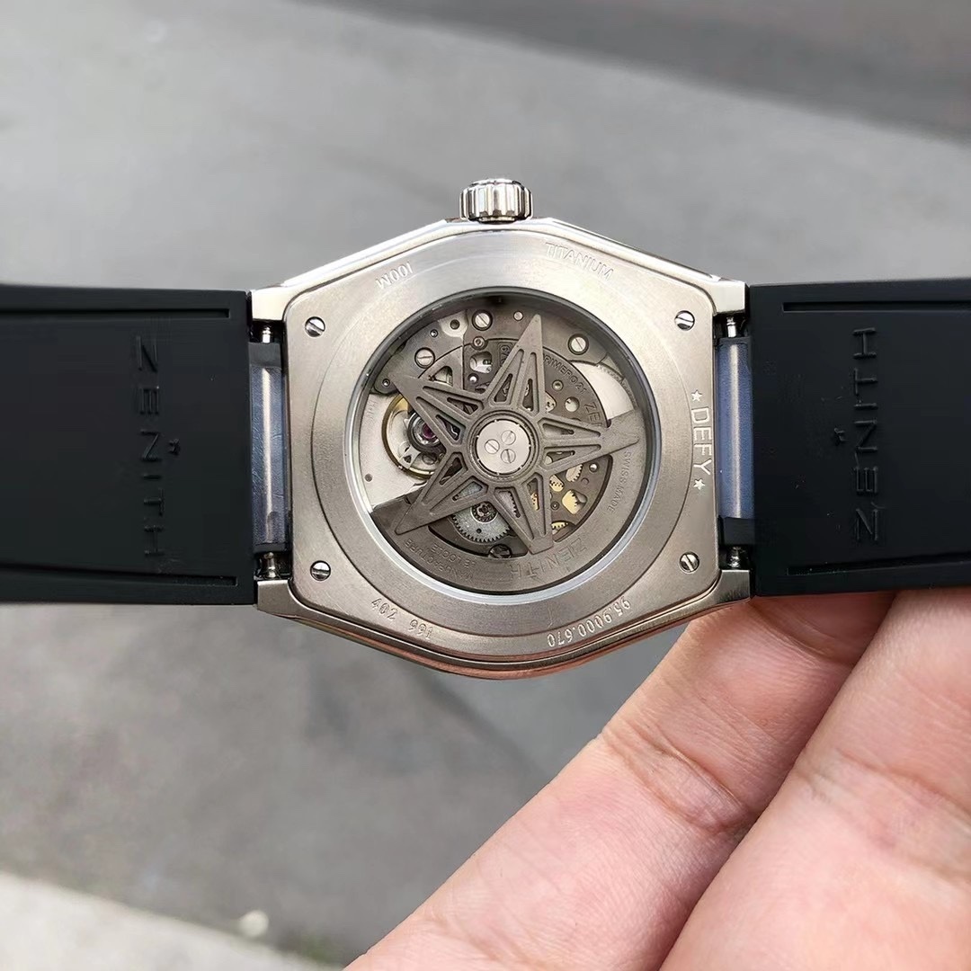 品牌：真力時
95.9000.670/78.R782
系列：DEFY
性別：男士
我來糾錯 
機芯 機芯型號：9015改Elite 670 SK
機芯類型：全自動機械
機芯直徑：25.60毫米
機芯厚度：3.88毫米
振頻：28800每小時振蕩次數
寶石數：27個
零件數：187個
動力儲備：50小時
我來糾錯 
外觀 表徑：41毫米
表殼厚度：10.75毫米
錶盤顏色：鏤空
錶盤形狀：圓形
錶帶顏色：黑色
表扣類型：針扣
背透：背透，透明藍寶石水晶
防水深度：100米
表耳間距：暫無
