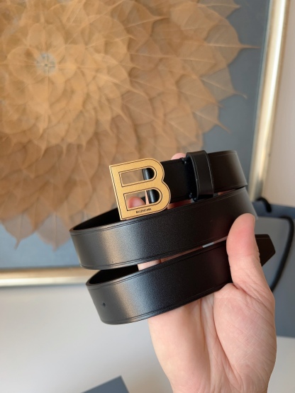 巴黎世家（Balenciaga）寬度3.0cm 是法國的奢侈品牌，作為時尚界最具影響力品牌之一的地位。設計師源於：都市時尚潮流獨特的設計風格，採用進口小牛皮製作；搭配純銅復古五金，使其更具魅力。值得擁有的百搭精品！