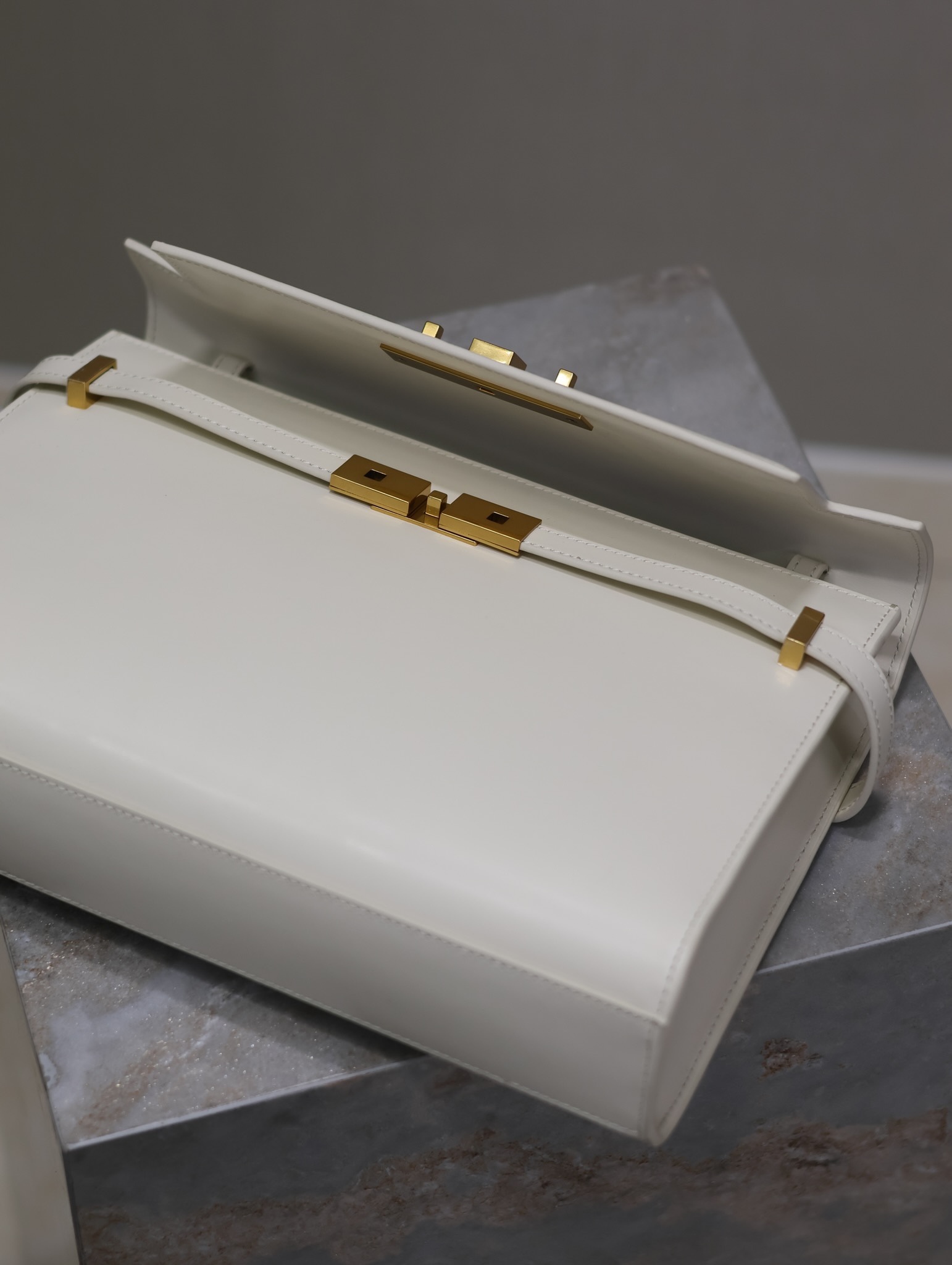 Manhattan_29cm
翻蓋曼哈頓法棍包，一改以往經典的logo，取而代之低調簡約的設計風格，它有點像H家的凱莉，很有復古的味道！商務➕休閒兩者結合，總結起來就是百搭！可以手拿，可以單肩或斜挎，一包多用，滿足了商務型女士，又滿足了小女生的休閒！精心挑選的意大利牙簽紋牛皮、完美的走線、精緻的五金讓整個包包都散髮出高級的味道！
型號：579271
尺寸：29x20.5x7cm