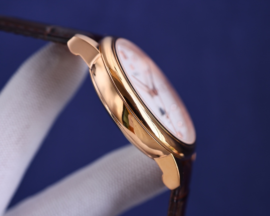 
玫瑰][玫瑰]20223【OMEGA】新款推薦，蝶飛系列＂升級版＂，機芯型號為ETA2824-6機芯（6位真日曆與24小時星辰功能） 質量穩定，尺寸40mm，厚度1.1mm.表殼為316L全鋼鍍納米鉑金表技術，更彰顯高貴大氣，錶帶搭配意大利頭層小皮，是你佩戴裝飾不二選擇。實物更高大上，期待你的品鑒[抱拳]送禮自戴精品！[勝利]高端品質，匠心獨具！大廠品質！歡迎轉載！