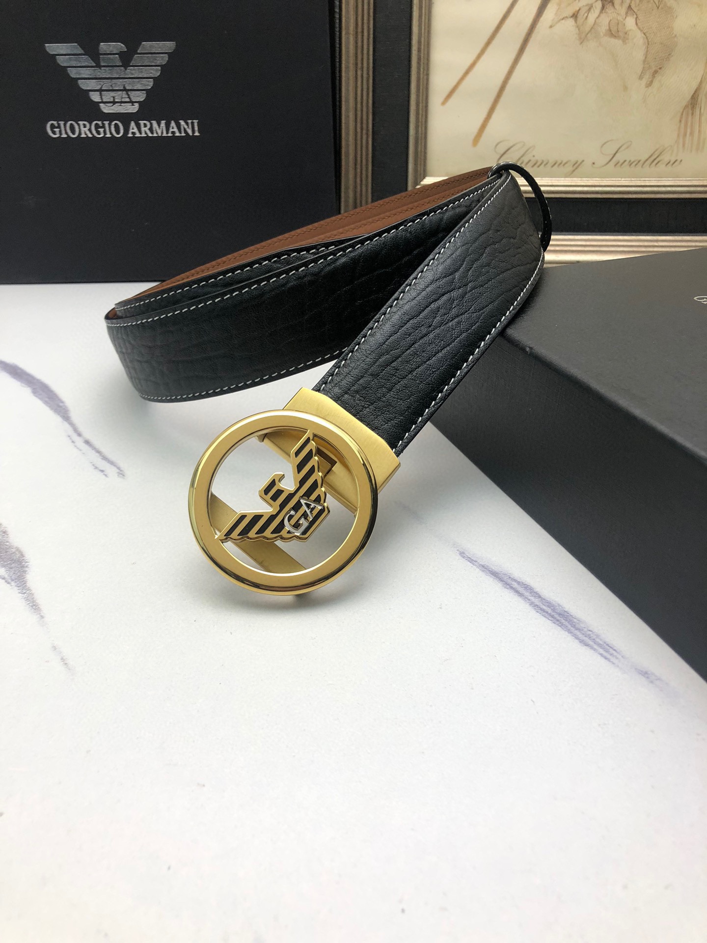 阿曼妮：原單頭層牛皮大象皮紋面，內襯頭層小牛皮底，搭配原單自動扣，可裁剪的自動帶，此款腰帶面雙採用意大利原定廠制進口牛皮帶身 ，對專版櫃足寬3.5