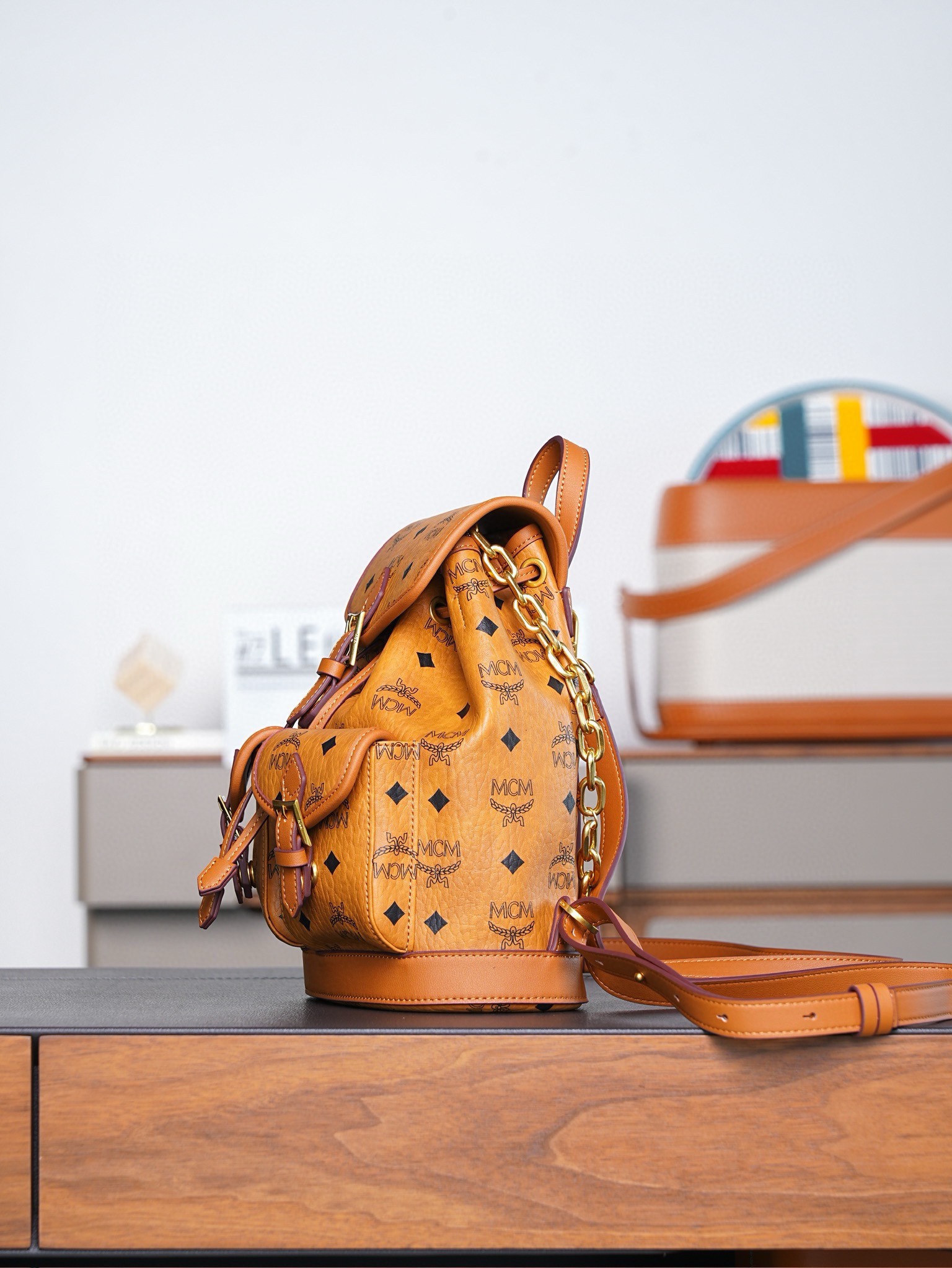 𝙈𝘾𝙈 𝘼𝙧𝙚𝙣 𝘿𝙧𝙖𝙬𝙨𝙩𝙧𝙞𝙣𝙜𝘽𝙖𝙘𝙠𝙥𝙖𝙘𝙠 𝙞𝙣 𝙑𝙞𝙨𝙚𝙩𝙤𝙨干邑色Mini#抽绳双肩背包🎒这款Visetos经典花纹人造革抽绳双肩背包采用搭扣五金件装饰及天然皮革饰边设计。
品牌经典水桶包款式以精致的经典干邑色双肩背包形式焕新呈现，由经典Visetos人造革及天然皮革制成。这款便携包袋的设计独具特色，拥有多个隔层，并饰有以慕尼黑巴伐利亚钻石为灵感的搭扣五金件。