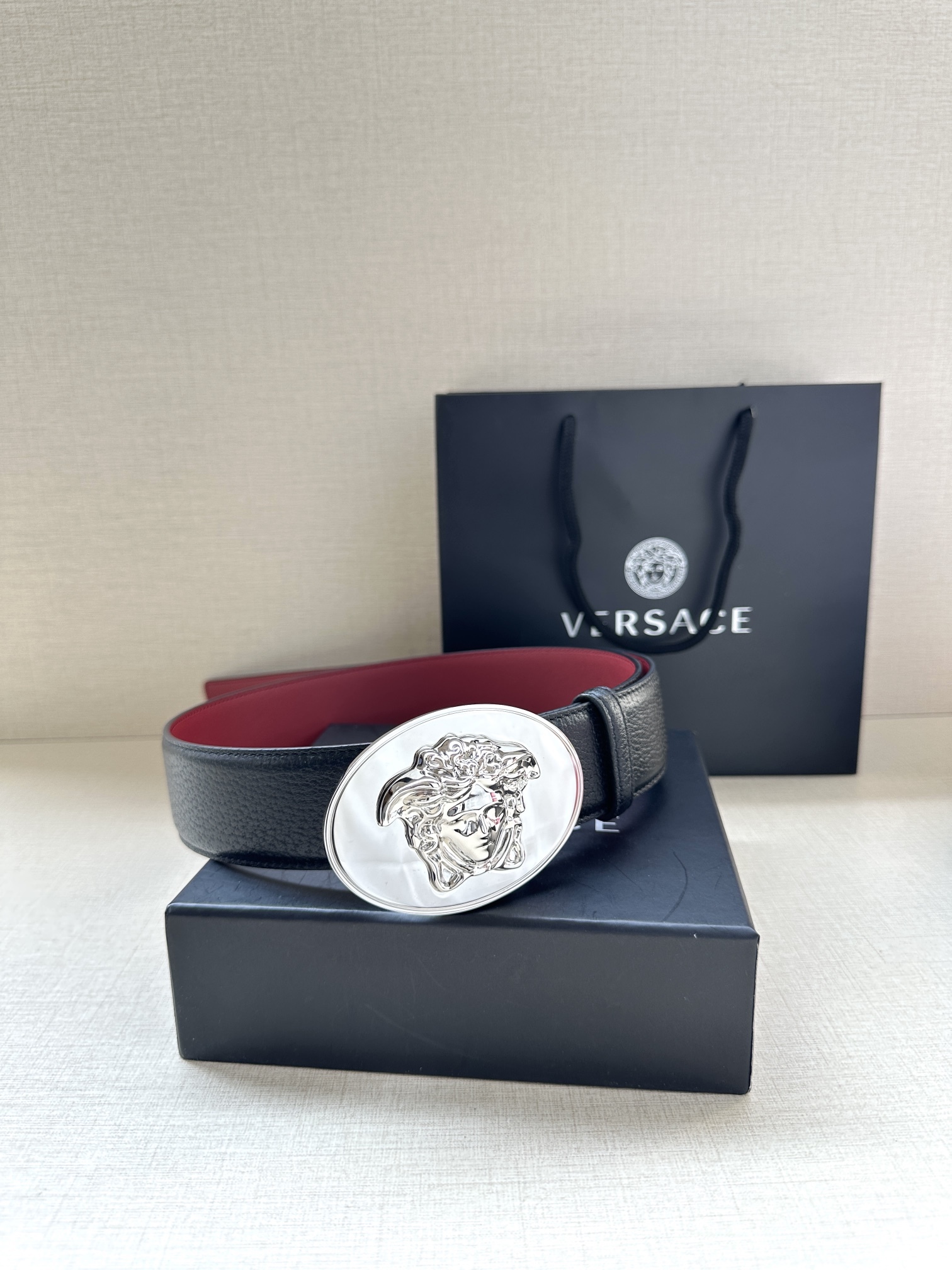 寬度：4.0cm （範思哲） 此款橢圓五金配件、腰帶飾有標誌性的Versace美杜莎頭像扣，彰顯品牌格調。是一款精美的衣櫥必備單品。