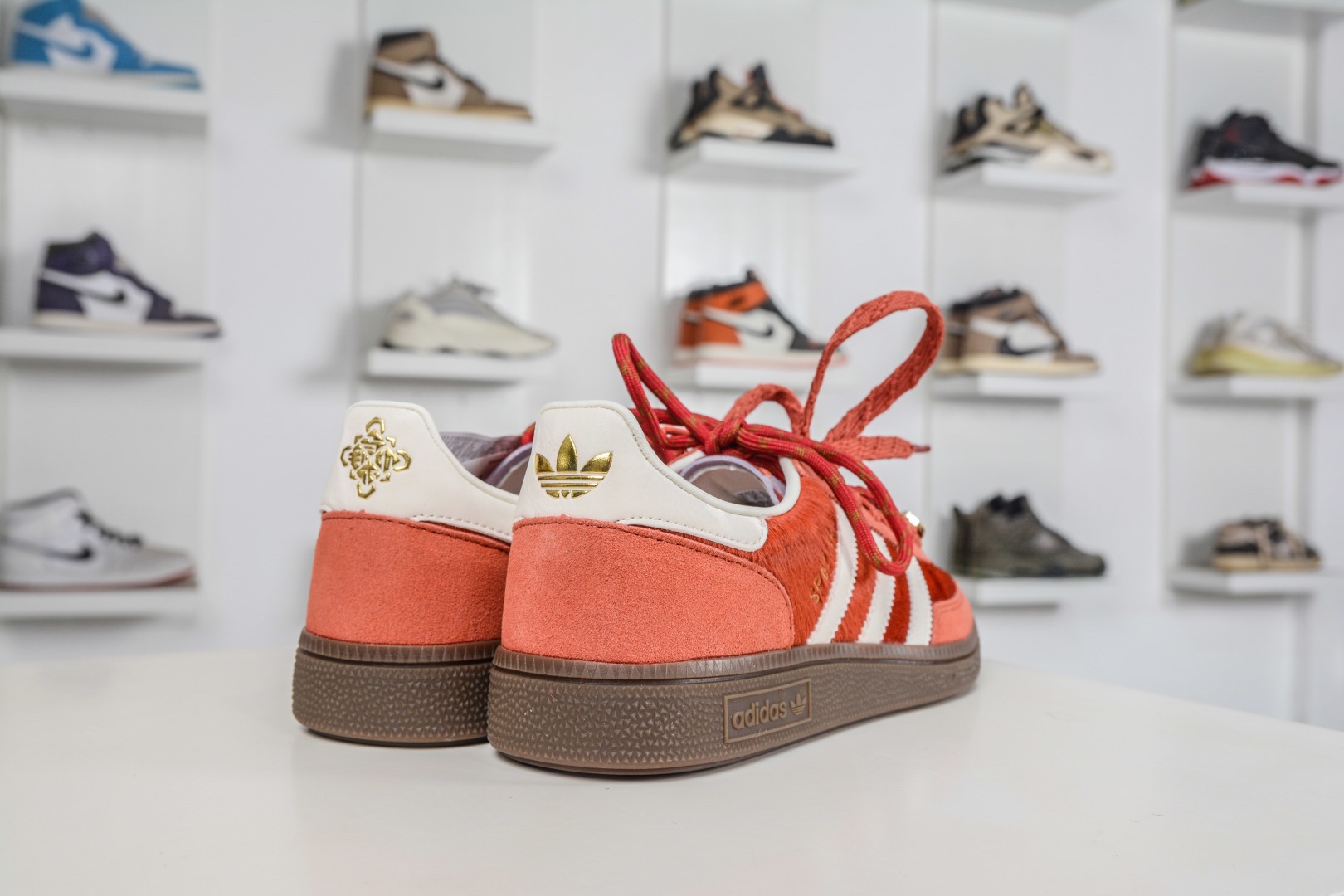 Adidas Handball Spezial 馬年限定 CNY新年款 阿迪達斯經典款 復古休閒板鞋 
貨號:KJ6299
尺碼: 35 36 36.5 37 38 38.5 39 40 40.5 41 42 42.5 43 44 45