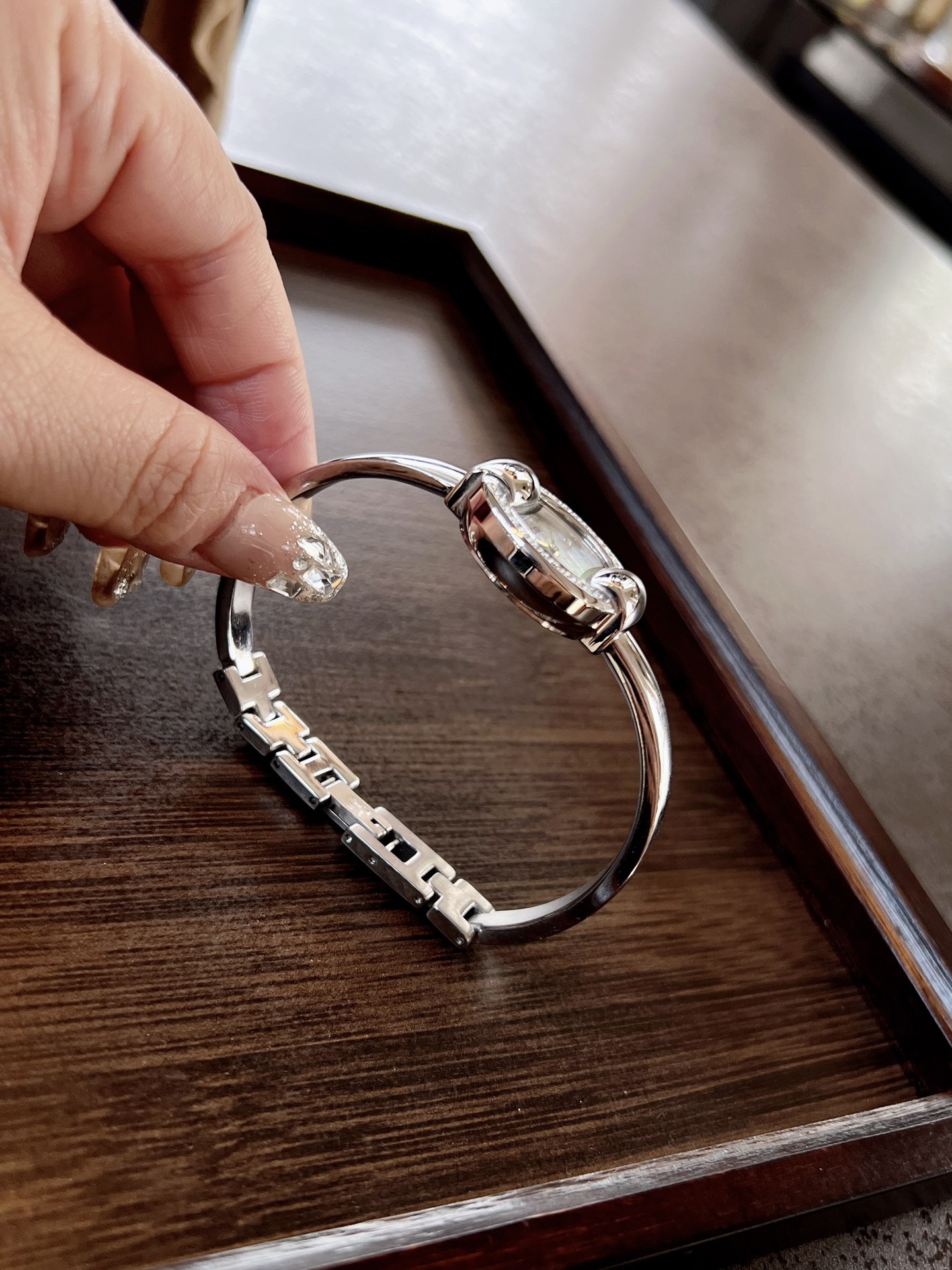 古馳
Gucci 瑞士日內瓦最新限量款升級版到貨（後蓋全新加重處理，重做原裝對版鑲鑽字面。字面鑲嵌八箭八星兩個閃亮的鋯鑽石💎，細節誠意滿滿💎區別以往老舊版本，歡迎品鑒👏👏），表徑25mm，厚度7.5mm，藍寶石玻璃，表面把頭都有經典雙G logo設計元素，非常經典，適合小手腕佩戴，小巧玲瓏，溫婉細膩