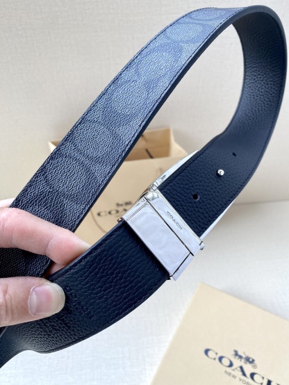 寬度3.8cm COACH 這款雙面腰帶一面為經典標誌帆布材質，另一面為精制皮革材質，配有標誌性扣件，將兩種外形合二為一。通過簡單的說明，可用剪刀剪裁至完美合身度。
標誌印花配頭層牛皮
可裁剪
雙面
38M (寬)