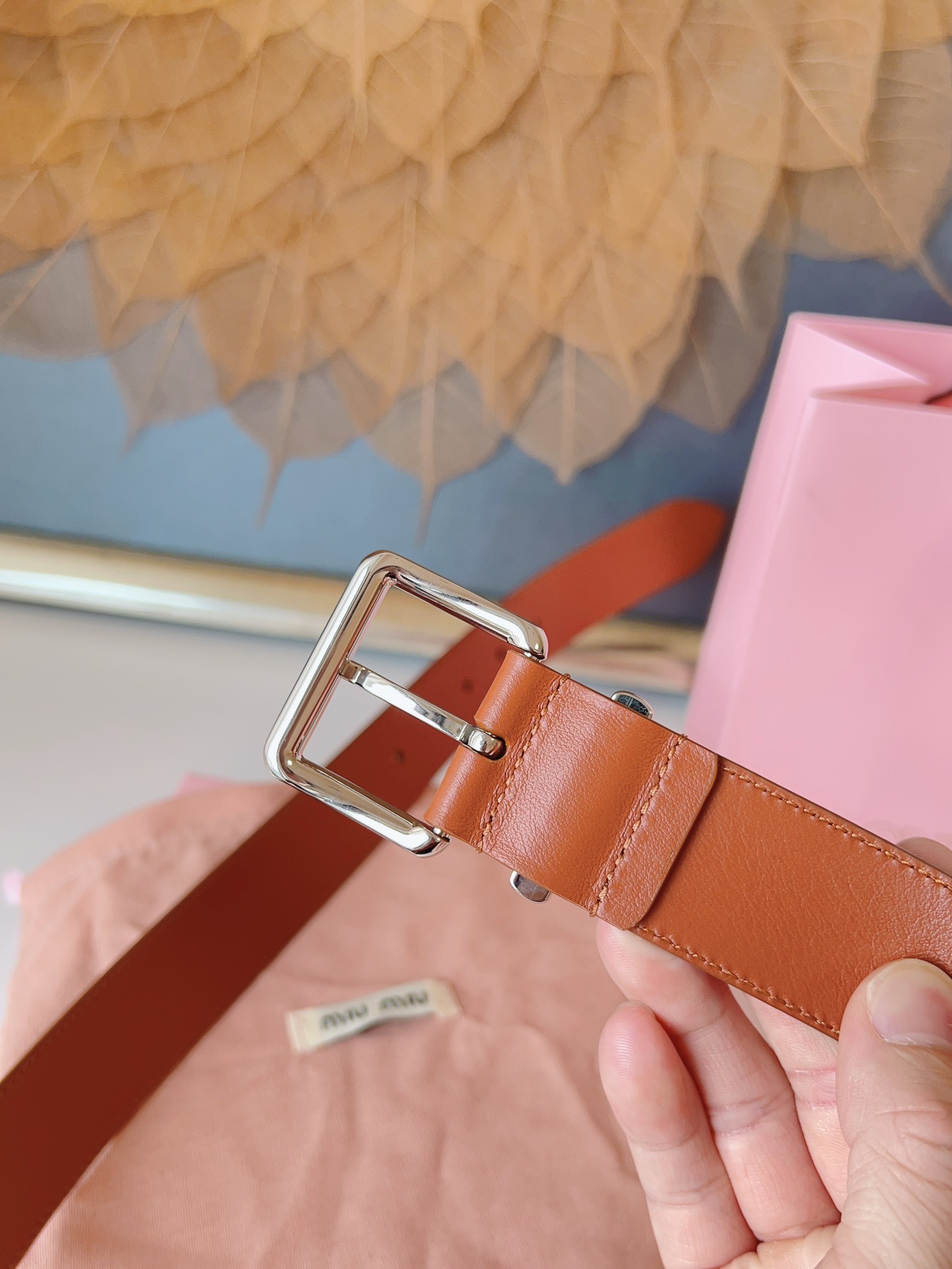 这款皮革腰帶設計簡約而優雅，腰帶環伴以Miu Miu徽標。雙面進口小牛皮 金屬搭扣 腰帶環飾激光雕刻徽標 寬度: 3.5cm
