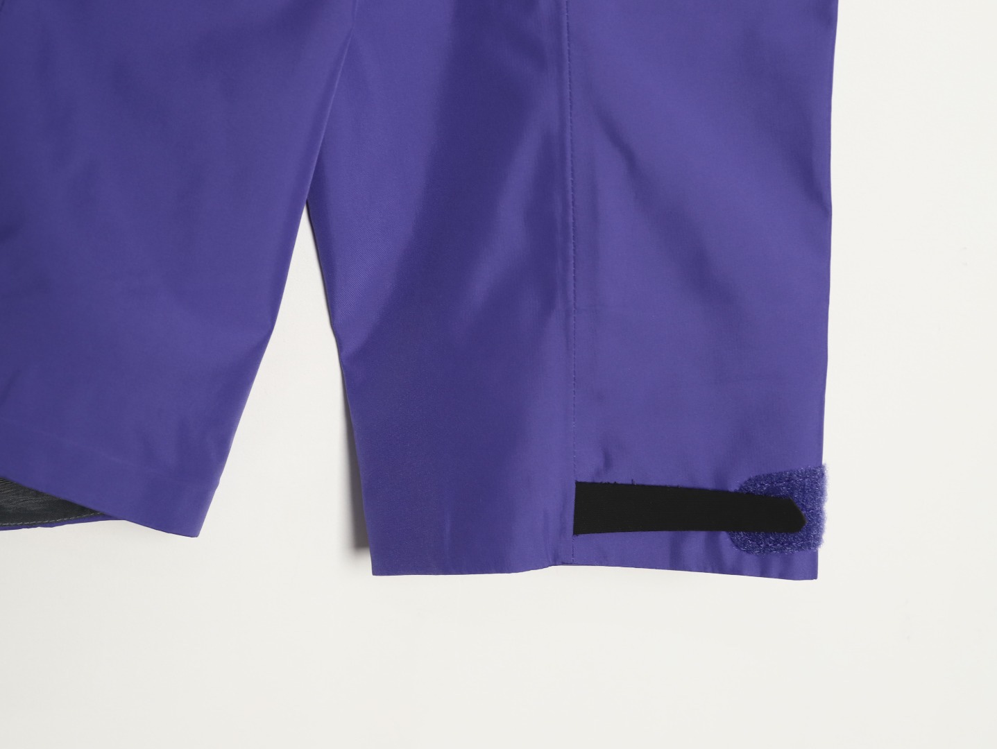 🔝Kailas 凱樂石· MONT X- LT  輕量化衝鋒衣外套

戶外與日常的理想之選，為你帶來極致體驗：

• 超輕量設計：M碼僅重284g，全衣重量減輕54%，極致輕量，穿上宛如無物，長時間徒步、攀爬毫無負擔。收納後體積小巧，如同一瓶礦泉水大小，輕鬆塞於背包一角，不佔空間。

• 卓越面料性能：採用40D GORE - TEX 3L面料，防水指數高達20,000mmH₂O以上，能抵御暴雨侵襲，在雨中行走也可保持身體乾爽。防風性能出色，可有效阻擋狂風。透氣指數達10,000g/m²/2