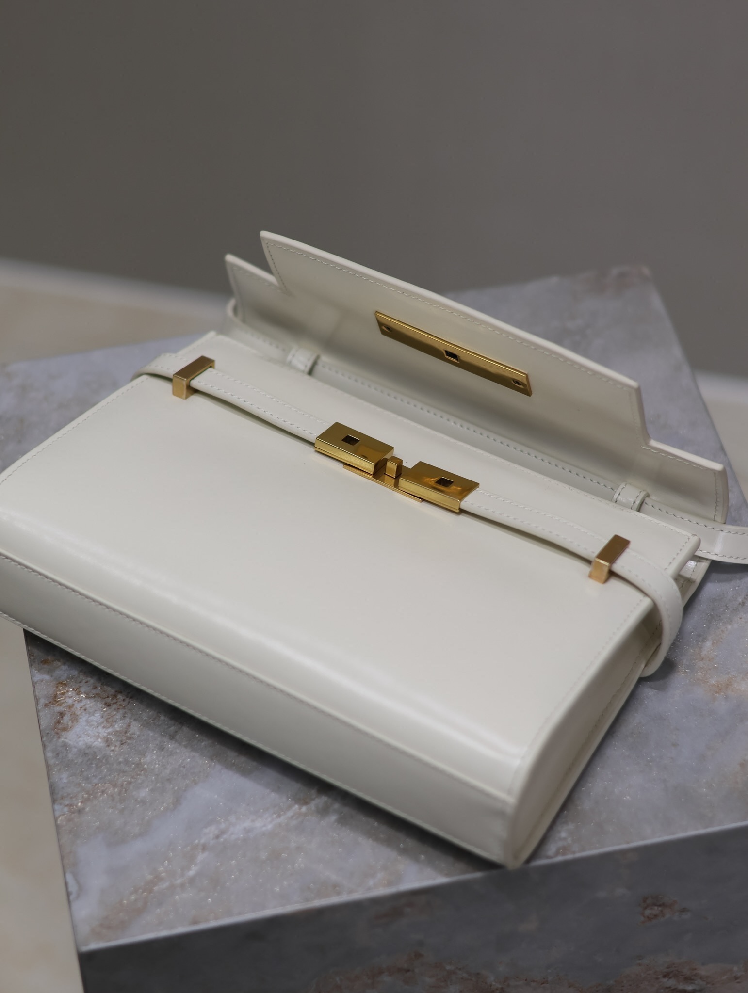 Manhattan_24cm
專櫃同步新款Manhattan法棍包小號24cm全新到貨！最新包型翻蓋曼哈頓法棍包，一改以往經典的logo，取而代之低調簡約的設計風格，它有點像H家的凱莉，很有復古的味道！商務➕休閒兩者結合，總結起來就是百搭！可以手拿，可以單肩或斜挎，一包多用，滿足了商務型女士，又滿足了小女生的休閒！精心挑選的原廠皮、完美的走線、精緻的五金讓整個包包都散髮出高級的味道！
型號：675626
尺寸：24x17.5x6cm