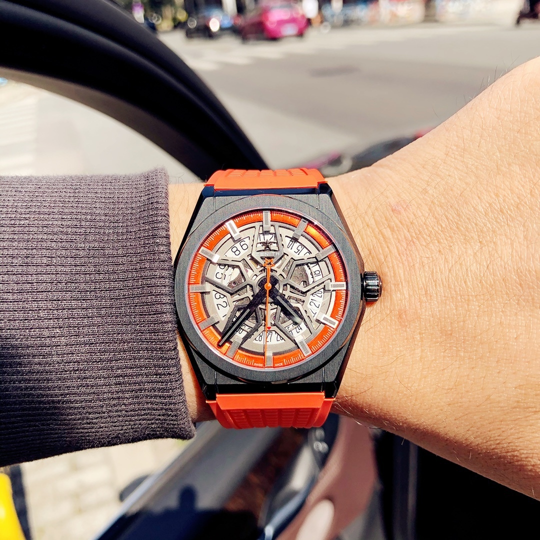 95.9000.670/78.R782
品牌：真力時
系列：DEFY
性別：男士
我來糾錯 
機芯 機芯型號：9015改Elite 670 SK
機芯類型：全自動機械
機芯直徑：25.60毫米
機芯厚度：3.88毫米
振頻：28800每小時振蕩次數
寶石數：27個
零件數：187個
動力儲備：50小時
我來糾錯 
外觀 表徑：41毫米
表殼厚度：10.75毫米
表盘颜色：镂空
表盘形状：圆形
表带颜色：黑色
表扣类型：针扣
背透：背透，透明蓝宝石水晶
防水深度：100米
表耳间距：暂无
