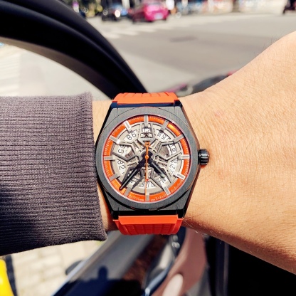 95.9000.670/78.R782
品牌：真力時
系列：DEFY
性別：男士
我來糾錯 
機芯 機芯型號：9015改Elite 670 SK
機芯類型：全自動機械
機芯直徑：25.60毫米
機芯厚度：3.88毫米
振頻：28800每小時振蕩次數
寶石數：27個
零件數：187個
動力儲備：50小時
我來糾錯 
外觀 表徑：41毫米
表殼厚度：10.75毫米
表盘颜色：镂空
表盘形状：圆形
表带颜色：黑色
表扣类型：针扣
背透：背透，透明蓝宝石水晶
防水深度：100米
表耳间距：暂无
