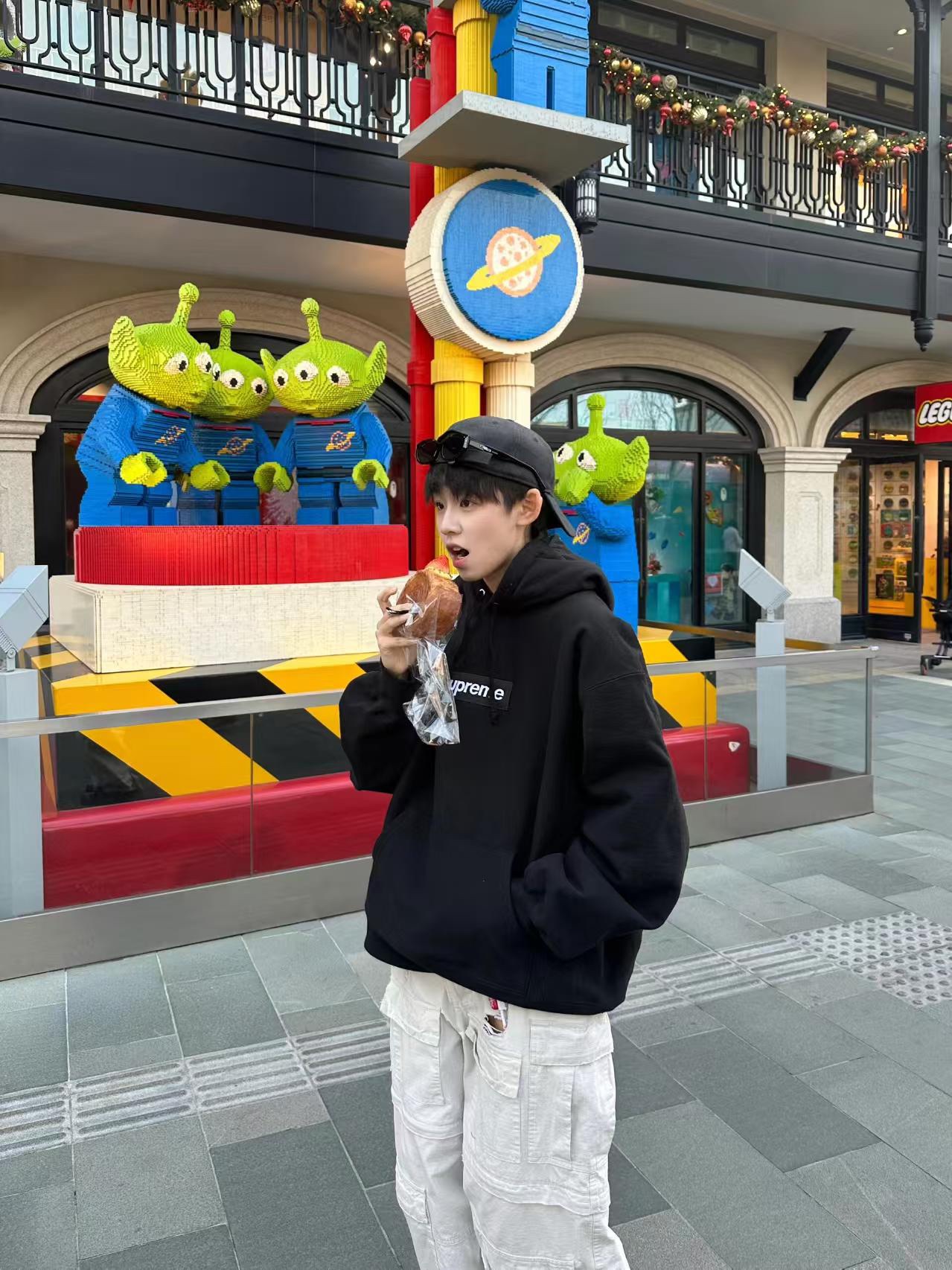 Supreme FW24 WEEK17 Box Logo Hooded Sweatshirt 胸前徽標刺繡logo口袋連帽衛衣帽衫
面料460克 高克重 面布質感強 韌性好 衣服收針處都有打套結（起到加固 久穿不變形 市面普通版本是沒有的哦） 歡迎對比 品質保證
F 尺碼：S M L XL