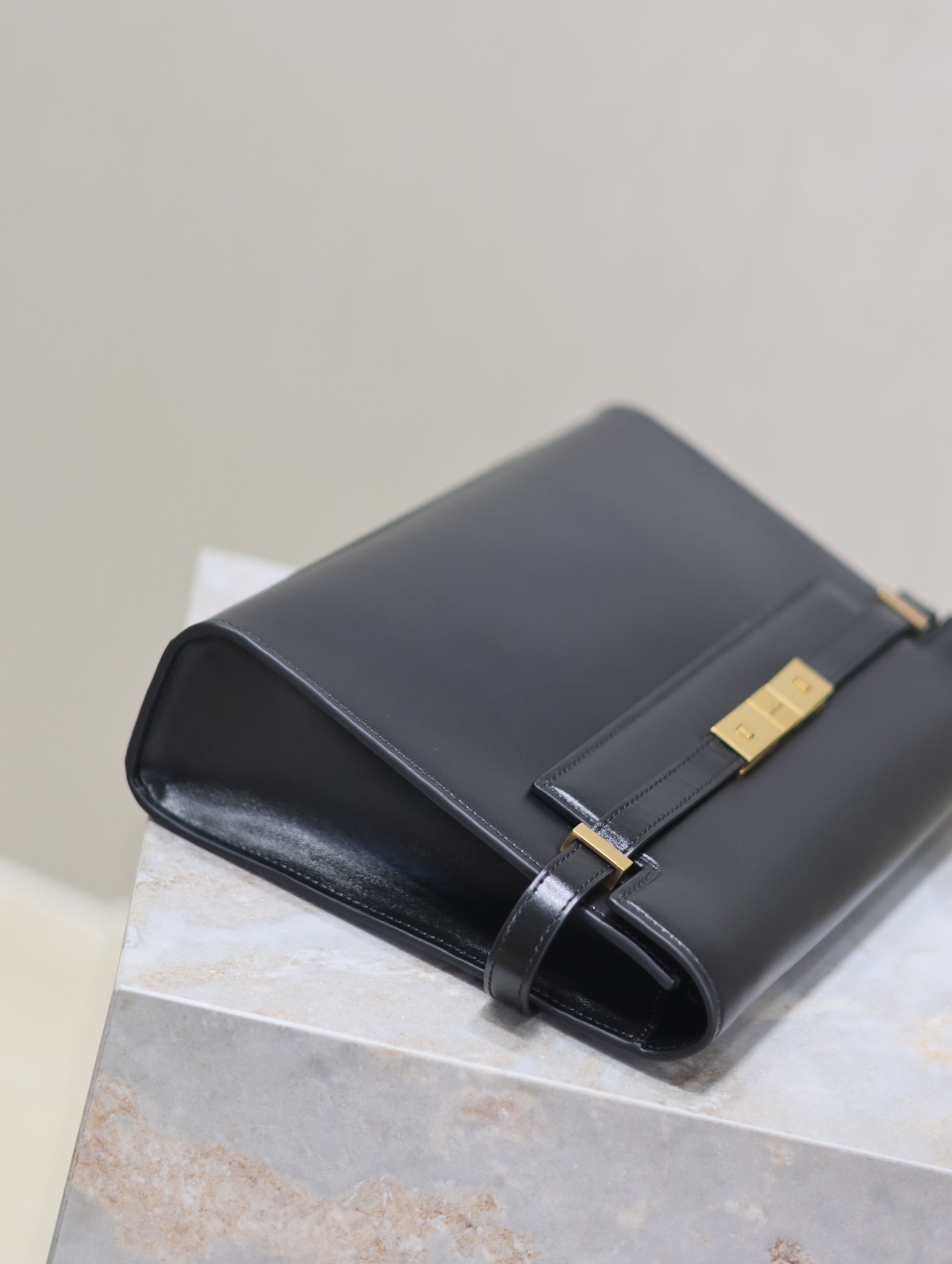 Manhattan_29cm
翻蓋曼哈頓法棍包，一改以往經典的logo，取而代之低調簡約的設計風格，它有點像H家的凱莉，很有復古的味道！商務➕休閒兩者結合，總結起來就是百搭！可以手拿，可以單肩或斜挎，一包多用，滿足了商務型女士，又滿足了小女生的休閒！精心挑選的意大利牙簽紋牛皮、完美的走線、精緻的五金讓整個包包都散髮出高級的味道！
型號：579271
尺寸：29x20.5x7cm