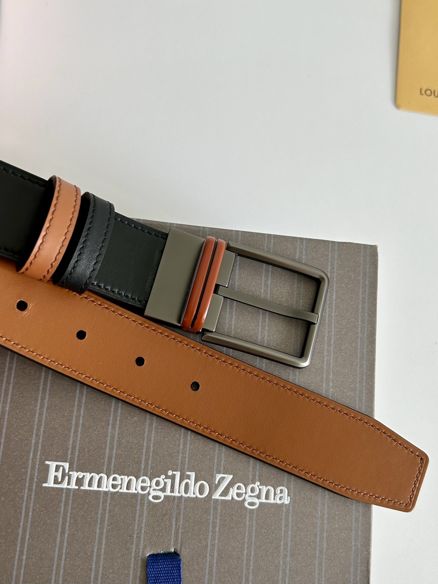 傑尼亞【Zegna】何謂當代男士 活動造型 系列，新款純銅旋轉針扣，雙面可用 隨心搭配，寬3.5cm，男士風尚的全新概念.