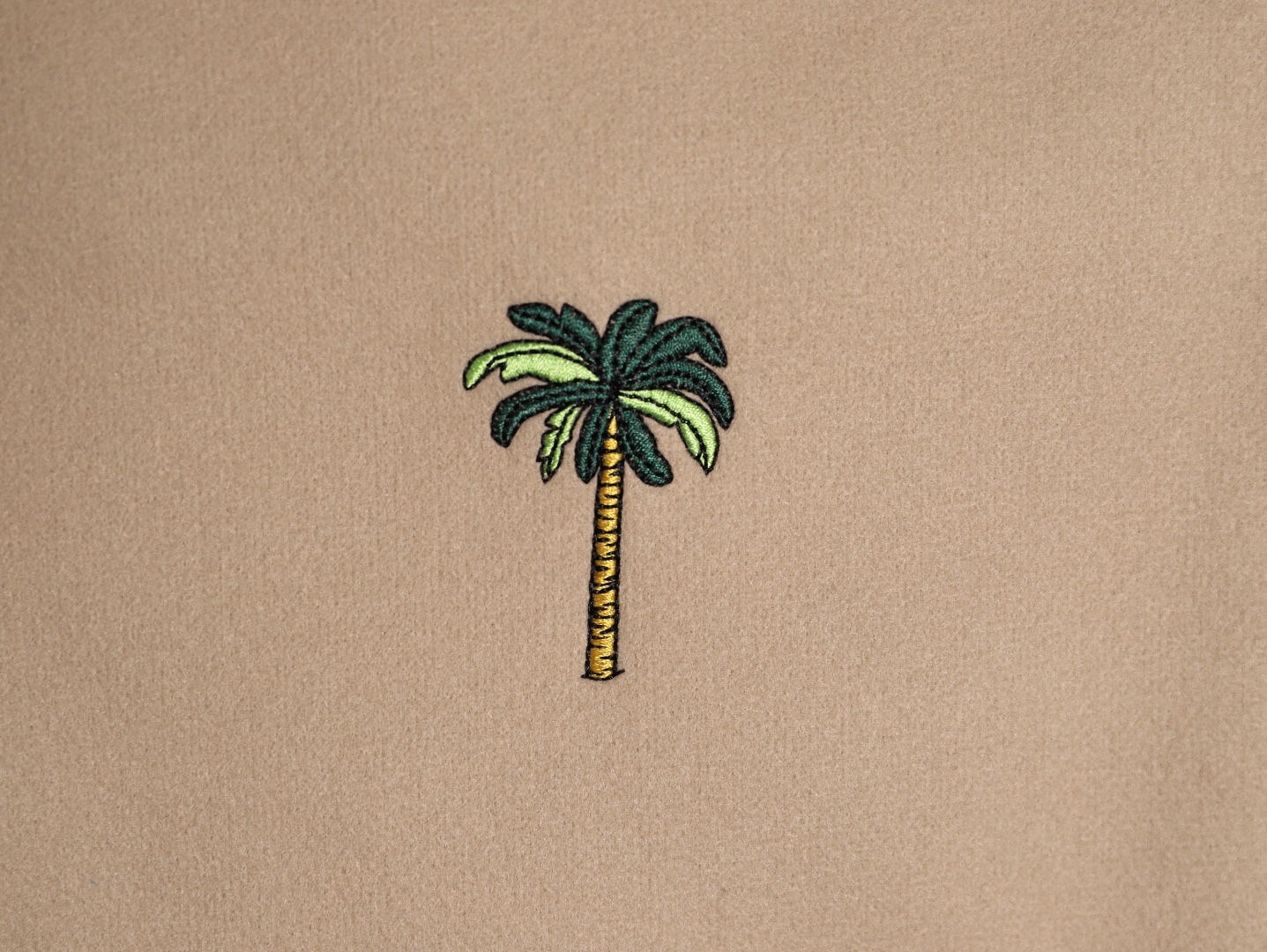 Louis Vuitton/路易威登 26ss 動物樂園刺繡棒球服外套
材質拼接：衣身採用淺卡其色羊毛混紡面料，柔軟且有挺括感；袖子為奶白色荔枝紋牛皮，質感細膩，淺色系搭配更顯清爽。

• 裝飾亮點：衣身滿印精緻動物刺繡（長頸鹿、斑馬、大象、黑豹等）與棕櫚樹圖案，左胸綴有“L.V.M.”字母標識，充滿童趣與度假感，辨識度極高。

• 版型結構：經典棒球服版型，羅紋條紋領口/袖口/下擺，防風收型；正面按扣開合，兩側配白色撞色插袋，兼顧實用性與設計感。
N SIZE:S-XL
