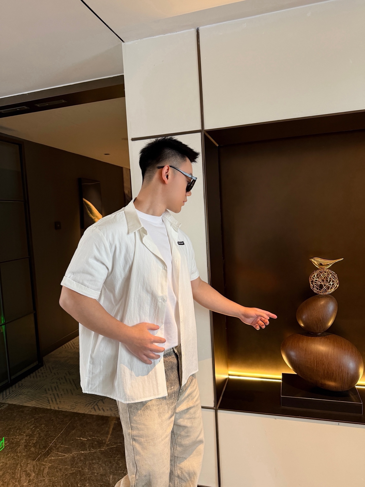 🔝MIU MIU繆繆MM 小黑標短袖襯衫
定制雲柔棉麻平紋料，手工紅外線畫線徽標，以紅外線技術為輔助，實現徽標標籤位置的精准定位與標記，採用側翻埋夾車線工藝，平順整潔，工整整潔，面料都經過砂洗，手感質感更佳，不易變形、不易縮水、不易褪色，合身版型
B Size：40 42 44 46