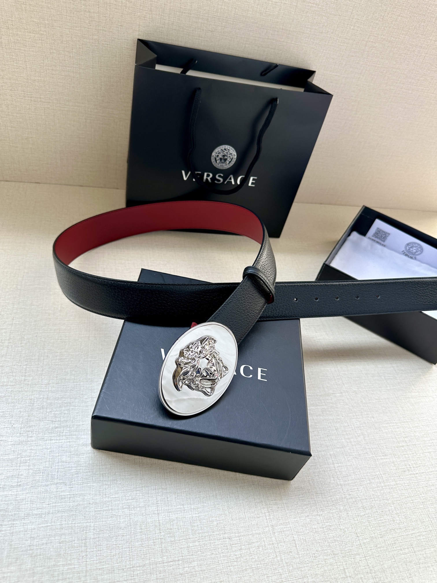 寬度：4.0cm （範思哲） 此款橢圓五金配件、腰帶飾有標誌性的Versace美杜莎頭像扣，彰顯品牌格調。是一款精美的衣櫥必備單品。