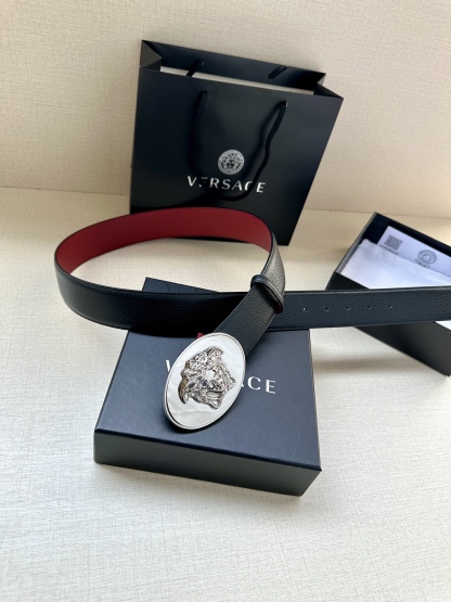 寬度：4.0cm （範思哲） 此款橢圓五金配件、腰帶飾有標誌性的Versace美杜莎頭像扣，彰顯品牌格調。是一款精美的衣櫥必備單品。