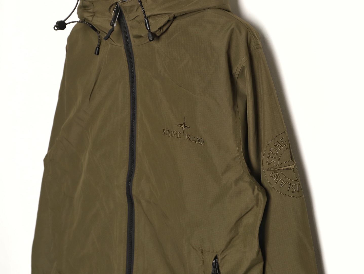 Stone Island/石頭島 24ss 手臂刺繡羅盤衝鋒衣外套
石頭島春季最熱單品 超級吸睛的一款衝鋒衣外套 一眼就能愛上 採用梭織防風防水面料 手感細膩順滑 寬松連帽的版型  水洗標一應俱全 細節滿滿的一款衝鋒衣 大廠代工 品質可靠 

-略帶復古感的機能衝鋒衣 城市徒步 戶外穿行都很出挑 男女都可以駕馭的一款潮流單品 
Color：黑色
A Size：S-XXL