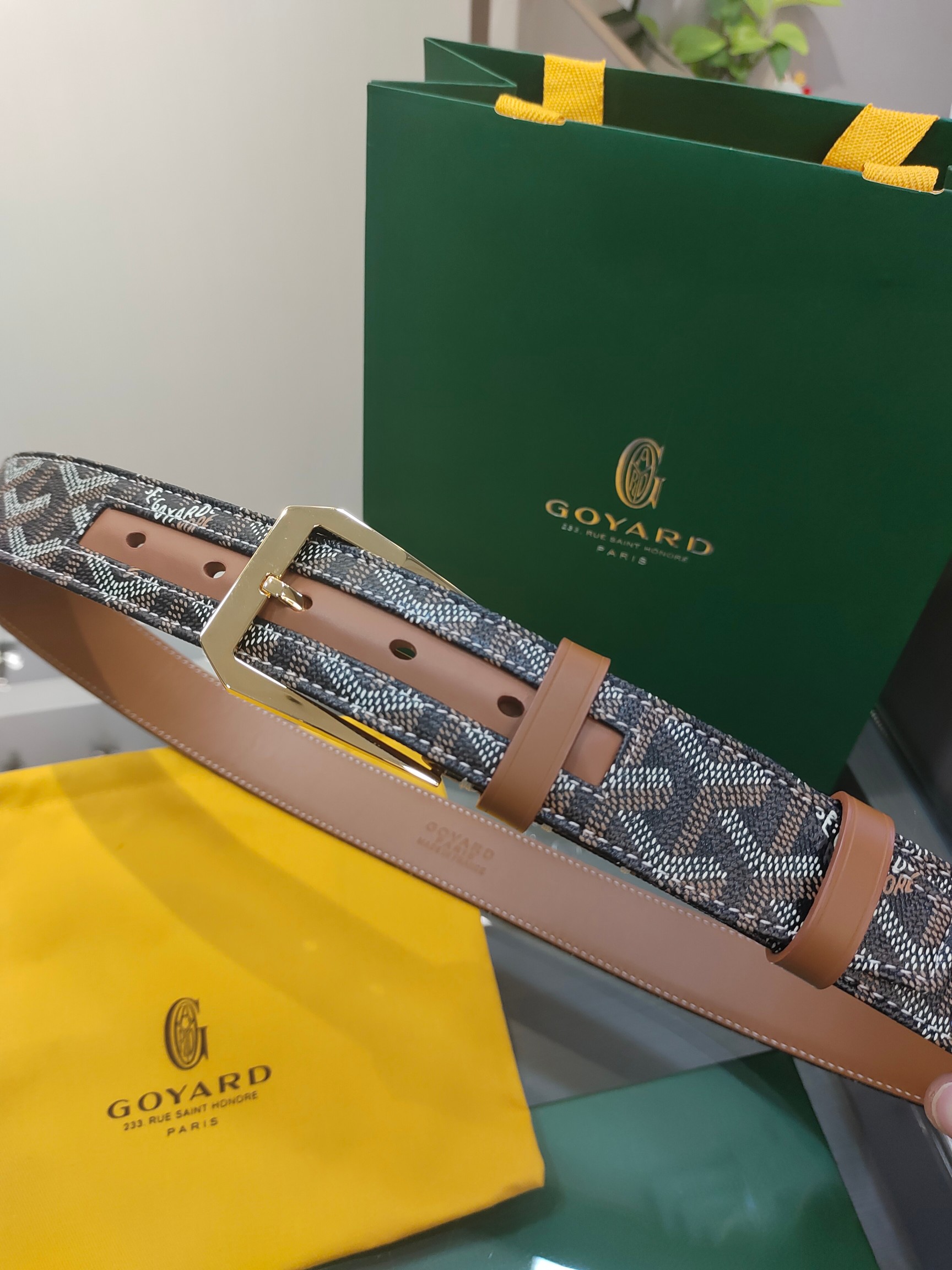 
Goyard(戈雅)腰帶源於法國奢侈品牌，設計風格簡約低調，腰帶身有標誌性帆布搭配進口頭層牛皮，腰帶扣採用簡約精品鋼扣，延續品牌的低調奢華，帶身寬度3.4CM，適用商務休閒日常佩戴。