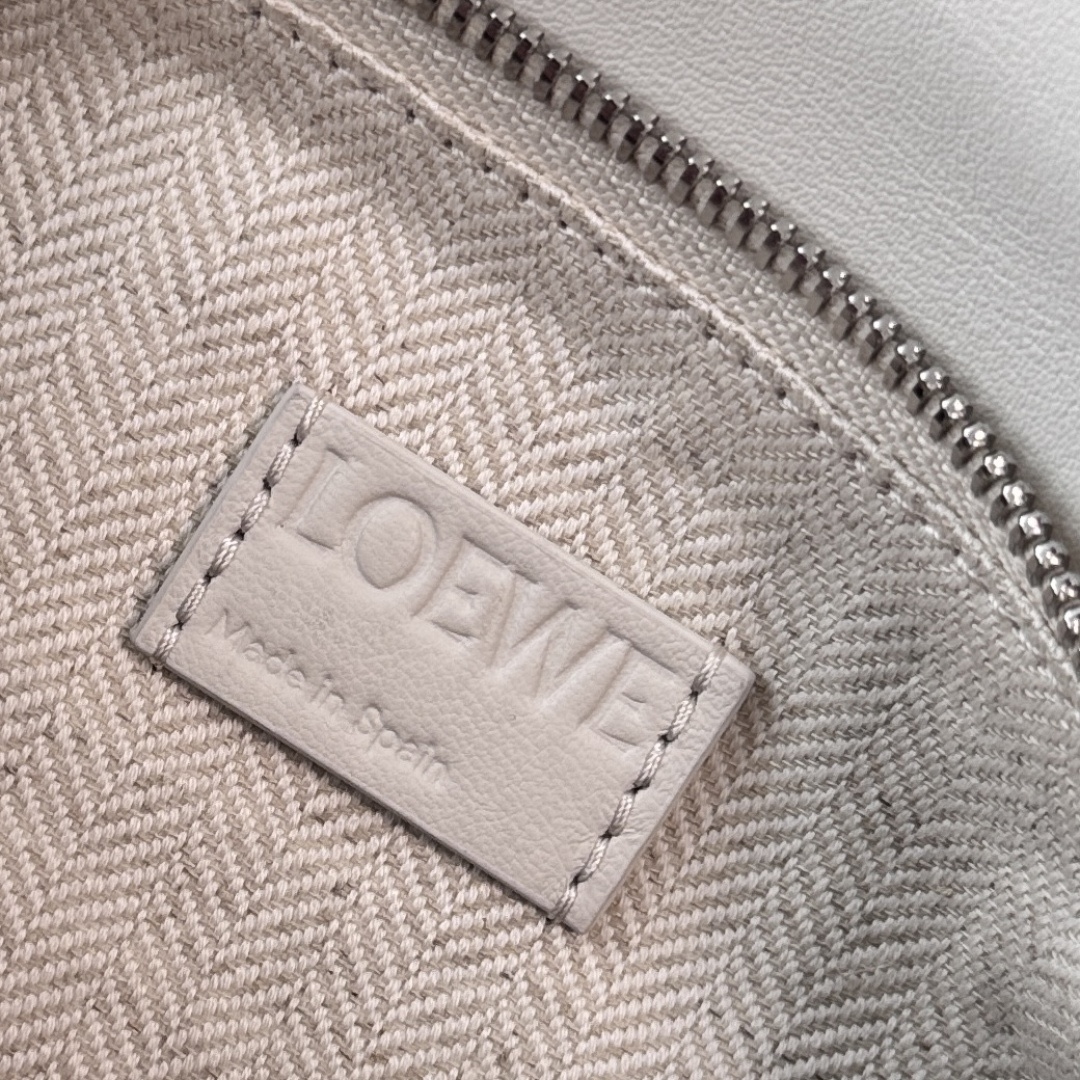 L⊚℮w℮🌟新款🆕小號經典牛皮革Fringe Puzzle手袋
Puzzle 以別具一格的幾何線條勾勒長方體造型*此小號版本採用經典牛皮革製成，搭配手工打結流蘇裝飾。手袋為新春系列作品。小號Puzzle可以容納例如一隻大號錢包，所有尺寸的手機和太陽鏡，肩背或斜挎*手拿或頂部提手攜帶*肩帶可調節，可拆卸*一個內部插袋和一個外部後方拉鍊口袋*拉鍊開合帶牛皮革拉鍊頭*人字紋棉質帆布襯里Anagram 壓紋🌟
size:24*10.5*16CM
型號：062611（配全套包裝）