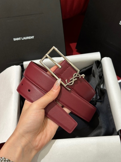 新款聖羅蘭 YSL
這款女款腰帶復古精工金屬扣將復古風與現代時尚相融合，呈現的恰到好處，時尚標配青睞有加，每針每一線都非常精緻，雙面頂級牛皮材質，搭配頂級黃銅針扣寬度3.0