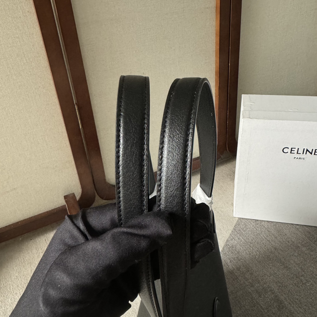 CELINE  24夏季新款Cabas 托特包👜
高級百搭又實用/購物袋的款式
展現著簡約美學和實用性～❤️
大容量設計～無論是日常出街還是通勤 都能輕鬆裝下各種物品～袋口可自主調節大小🌹
款號 116853 尺寸：54*29*15cm