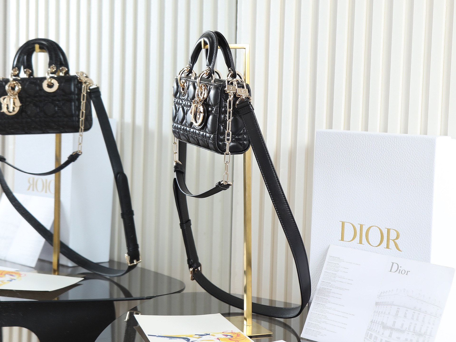 原廠級 黑色 迷你尺寸
𝗗𝗶𝗼𝗿 𝗗-𝗝𝗼𝘆 𝗯𝗮𝗴羊皮2025款新款
時尚果然就是輪回，回歸了一把中古戴妃
長方包形，短鏈條➕細長肩帶直接封神！！
復古時髦感超強，真是什麼場合都可以把住
絕對是lady中的天花板了，強勢出圈啦姐妹們
款號：0636
尺寸：19x10.5x5.5cm
