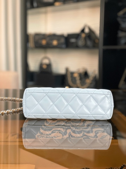 特▪️級 
🆕𝗖𝗵𝗮𝗻𝗲𝟭  
𝗞𝗲𝗹𝗹𝘆 手提鏈條包大號 淺藍

全網最熱🔥𝟤𝟦𝖯 𝗄𝖾𝗅𝗅𝗒手提袋
叱吒整個秀場，簡直美絕了〰️
簡約又復古的小手提很靈魂很舒適。
又乖又耐看，實在絕對愛不釋手❕

五金：厚鍍𝟤𝟦𝗄復古金
皮料：𝖵𝖾𝗅𝗂𝖾𝗋𝗊亮面小牛皮
尺寸： 𝟣𝟥*𝟣𝟫*𝟩 𝖼𝗆
4416